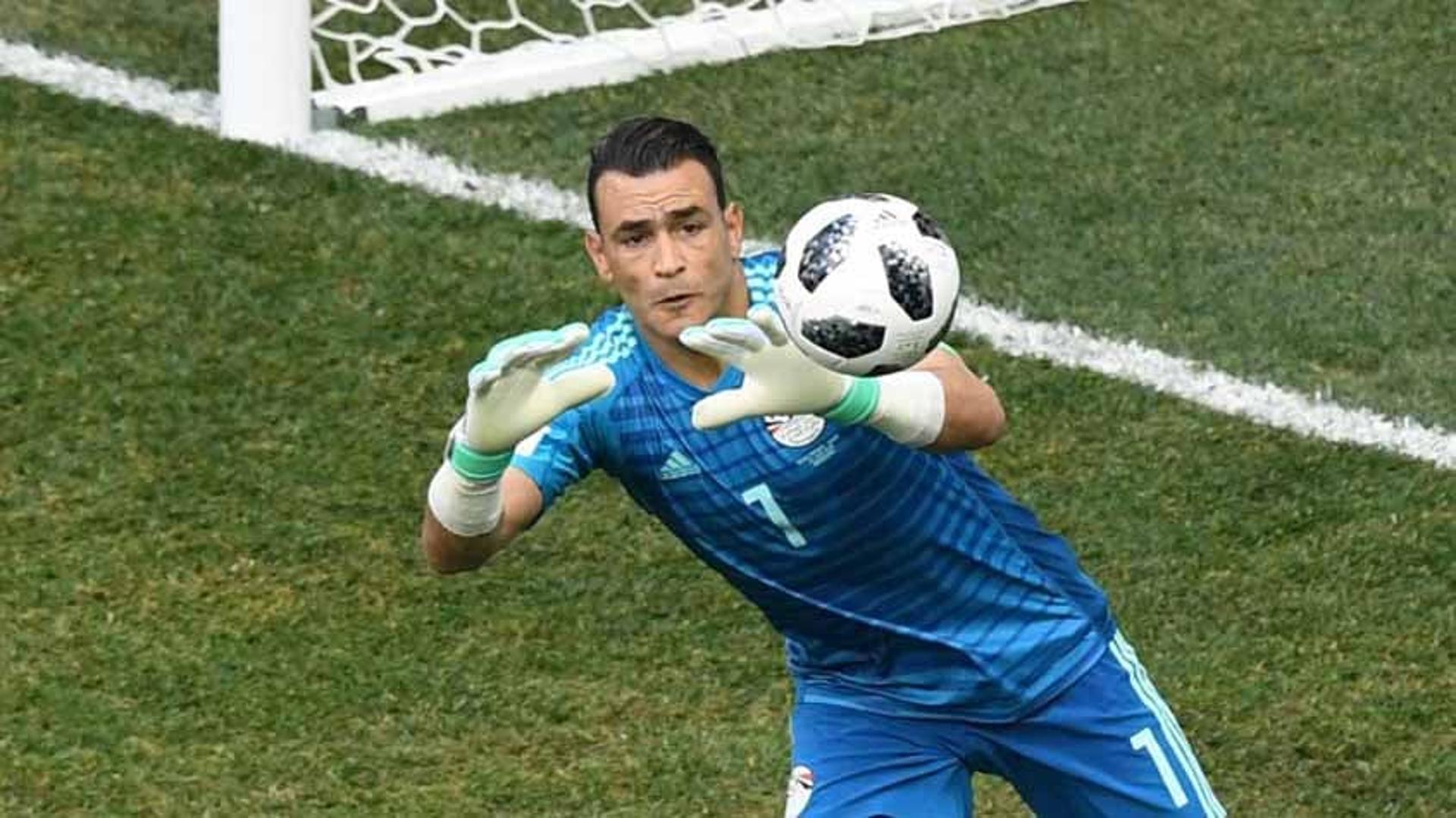 Na partida desta segunda-feira, na derrota do Egito, por 2 a 1, para a Arábia Saudita, o goleiro Essam El Hadary se tornou o jogador mais velho a disputar uma partida de Copa do Mundo