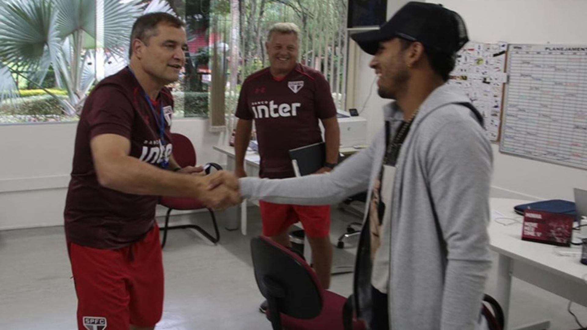 De boné, Joao Rojas cumprimenta o técnico Diego Aguirre