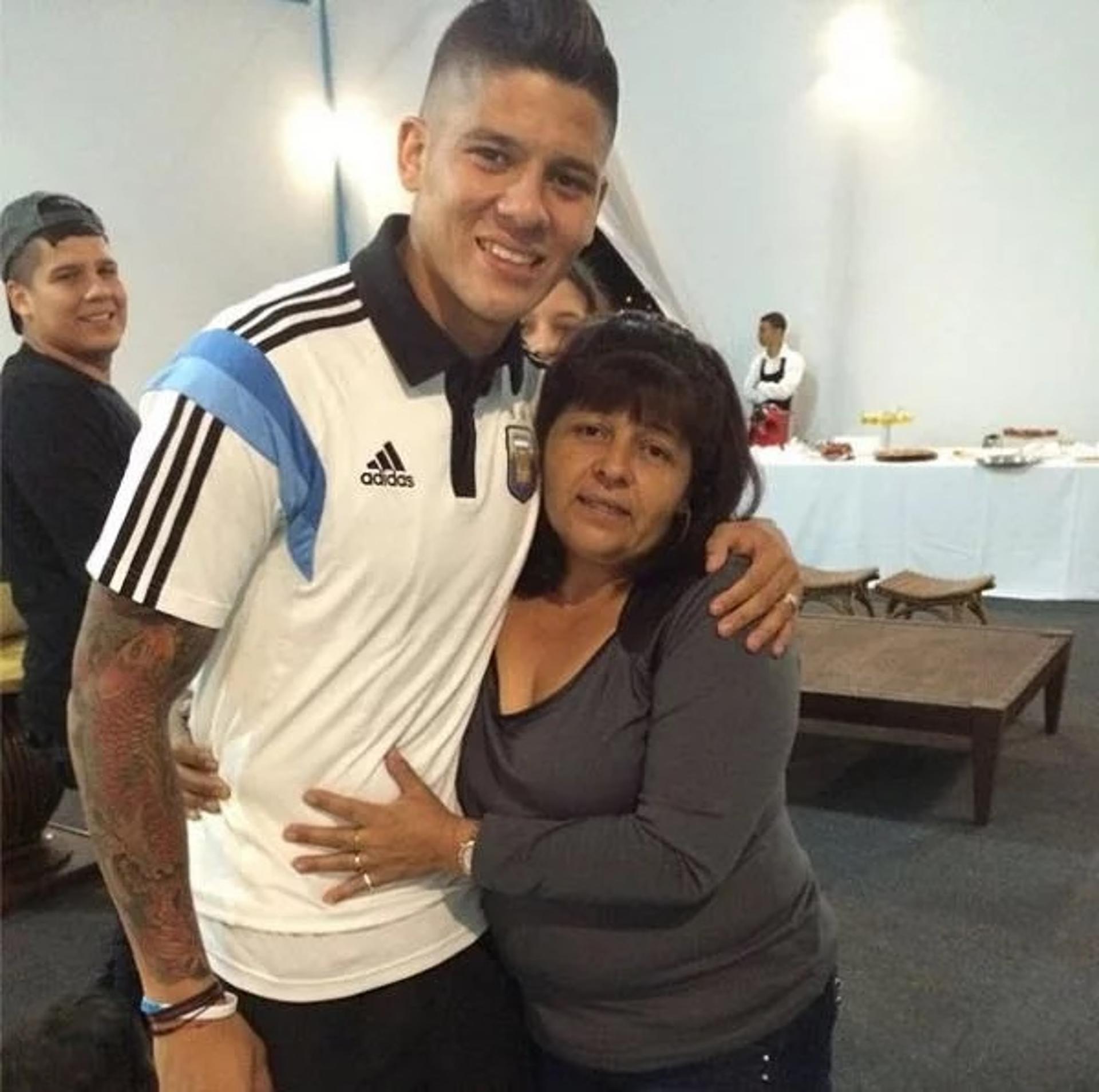 Marcos Rojo com a mãe, Carlina