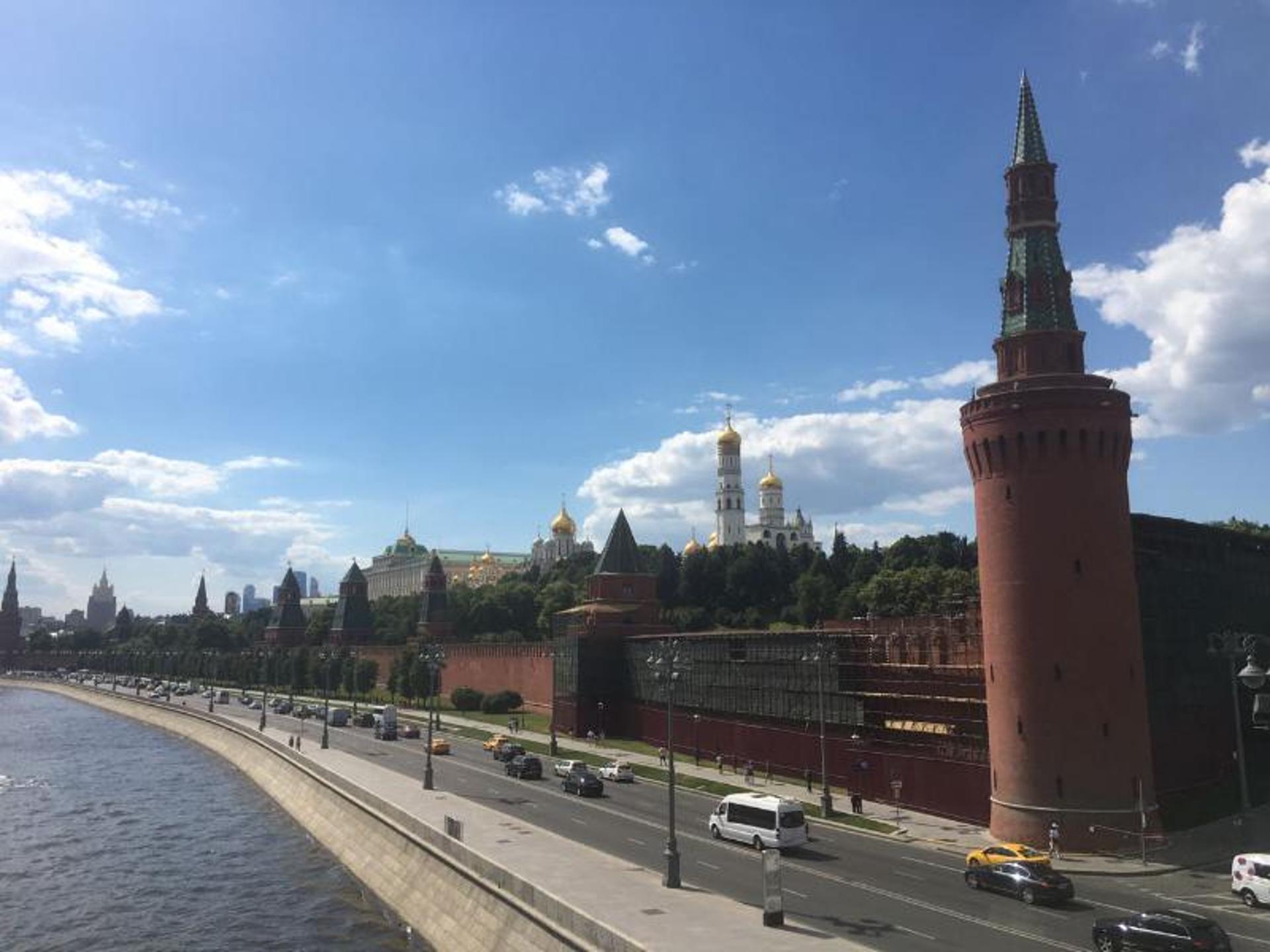 Vista do Kremlin de Moscou, ao lado do rio Volga