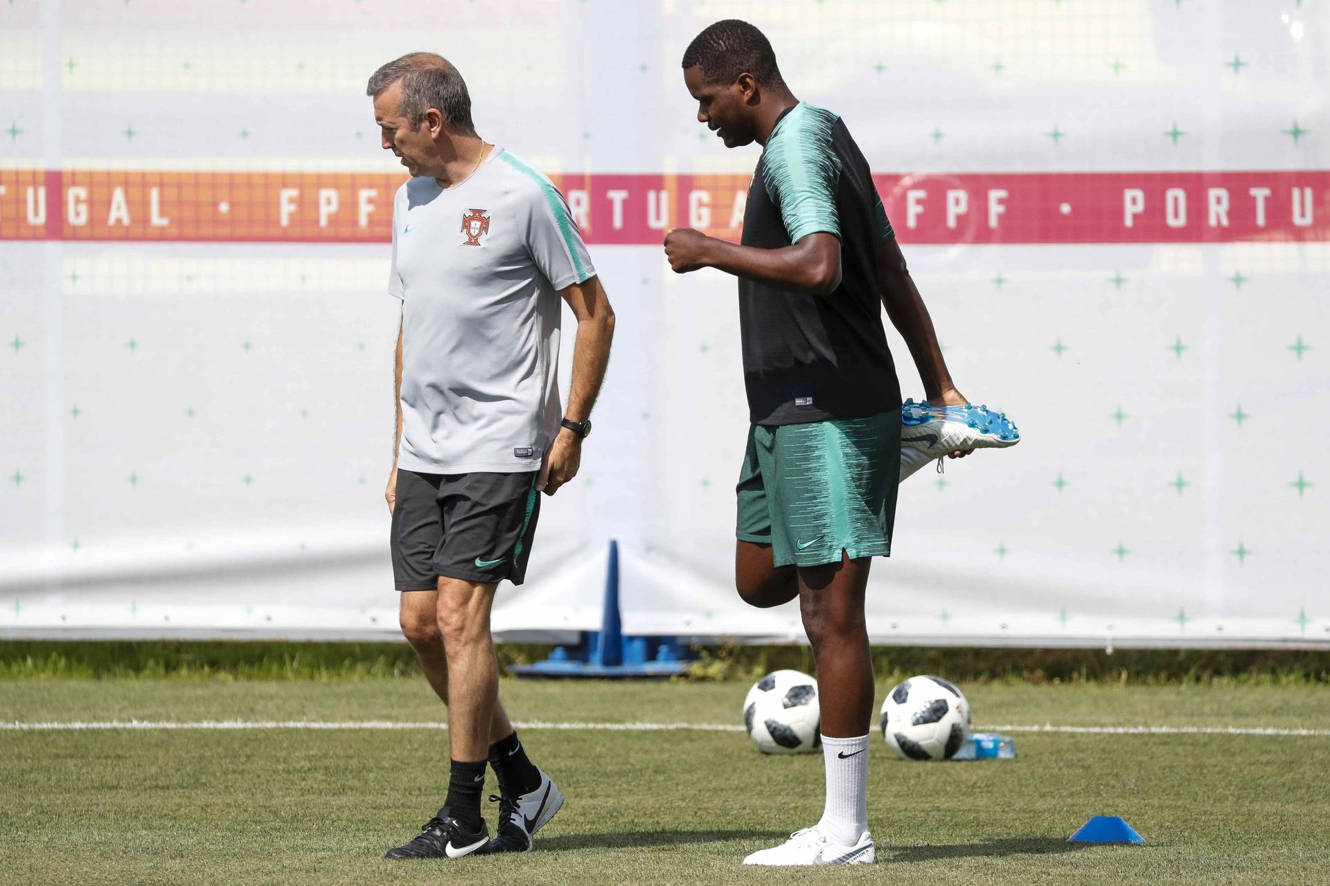 William Carvalho realizou trabalhos leves no gramado antes de a seleção viajar para Sochi