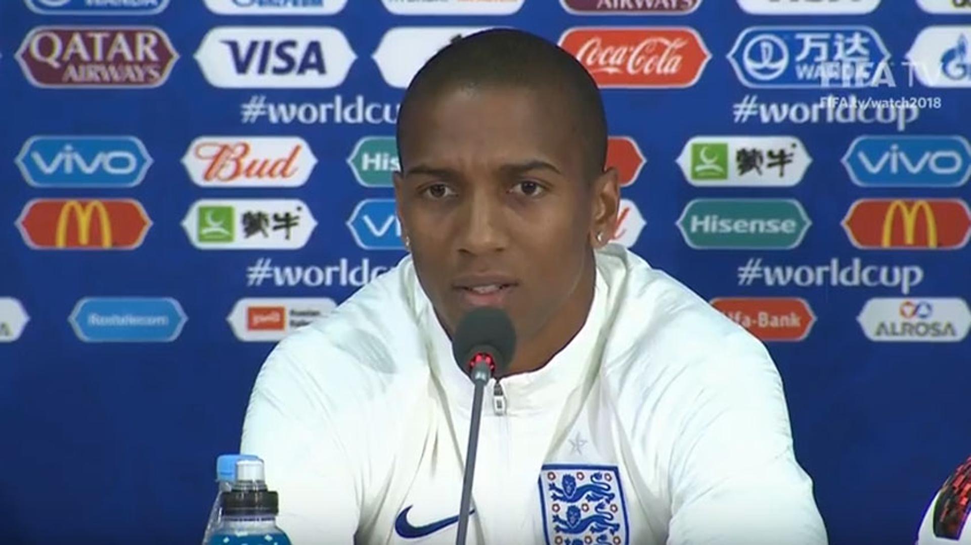 Ashley Young em coletiva em Moscou