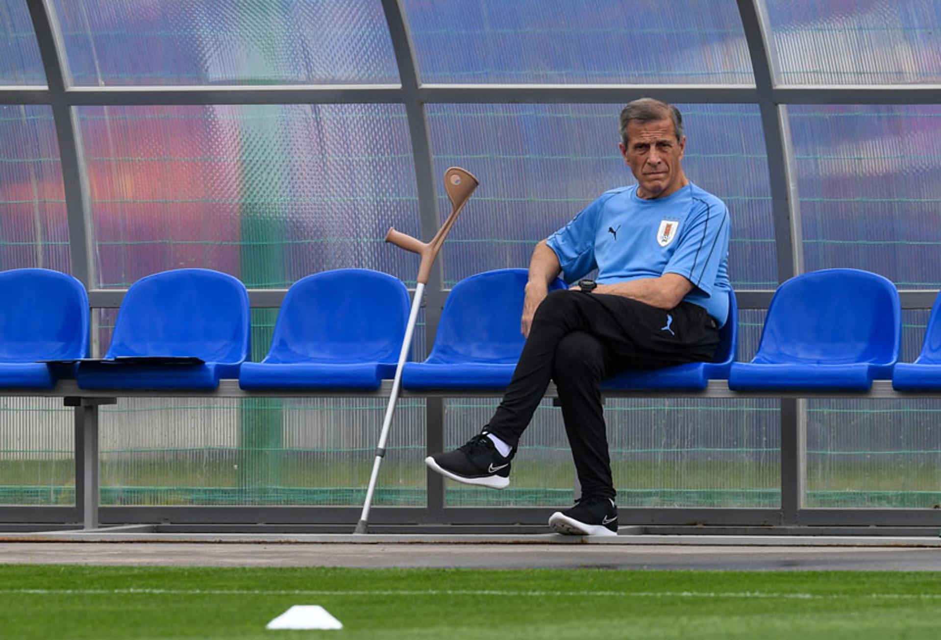 Enquanto uns jogam, o maestro Óscar Tabárez pensa o Uruguai para o duelo com a França pelas quartas