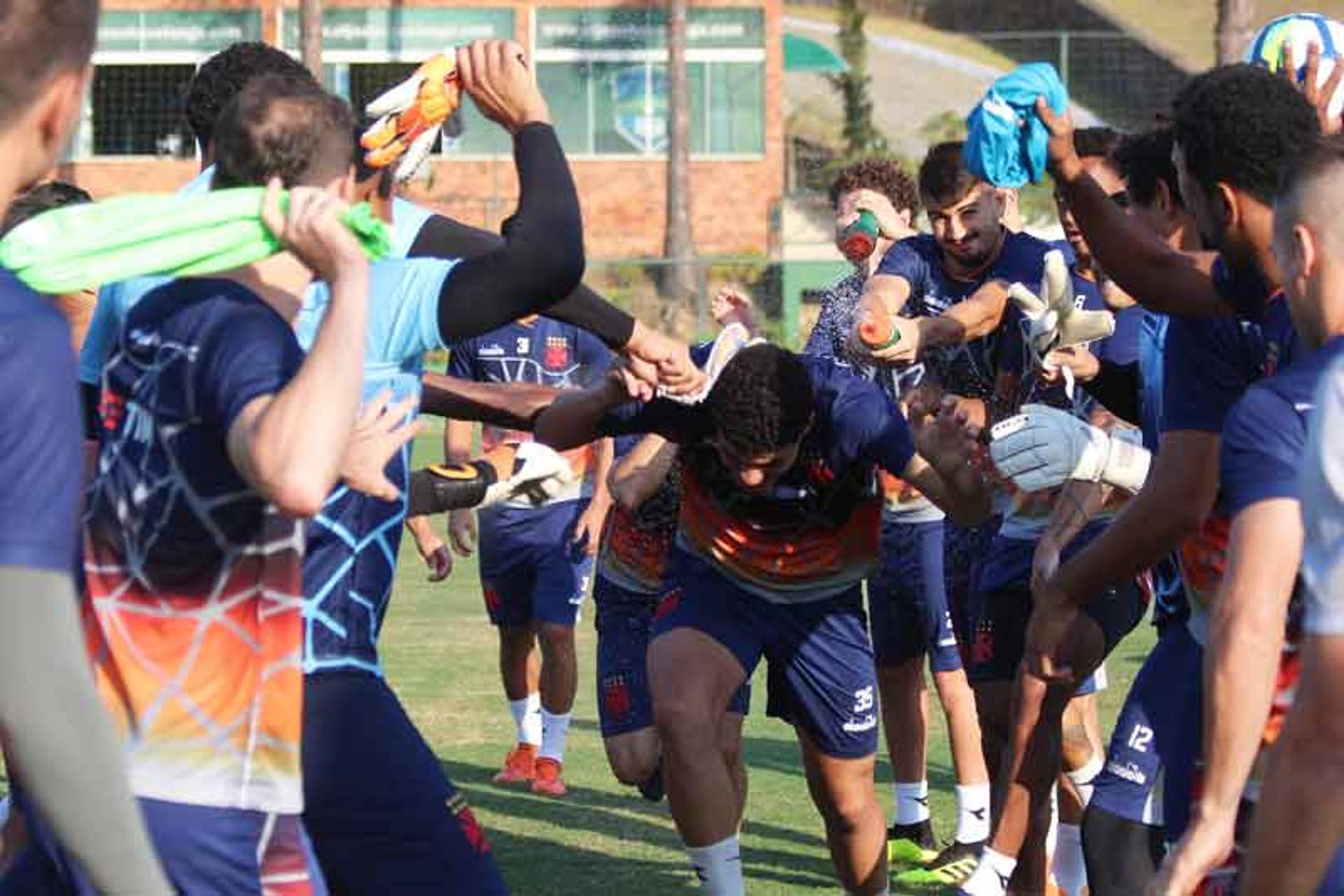 Moresche foi batizado pelos companheiros do Vasco em Pinheiral. Confira a seguir a galeria especial do LANCE!