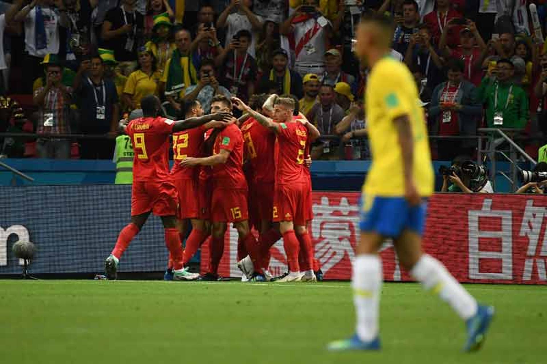 Não deu! Em um primeiro tempo irreconhecível, o Brasil sofreu dois gols da Bélgica, um deles marcado por Fernandinho contra e mostrou falta de repertório tático para mudar o jogo. Oportunista, Renato Augusto aproveitou ótima assistência de Coutinho para selar o 2 a 1. Douglas Costa entrou muito bem, mas time não colaborou e acabou eliminado. Confira as notas (Por: Ana Canhedo)