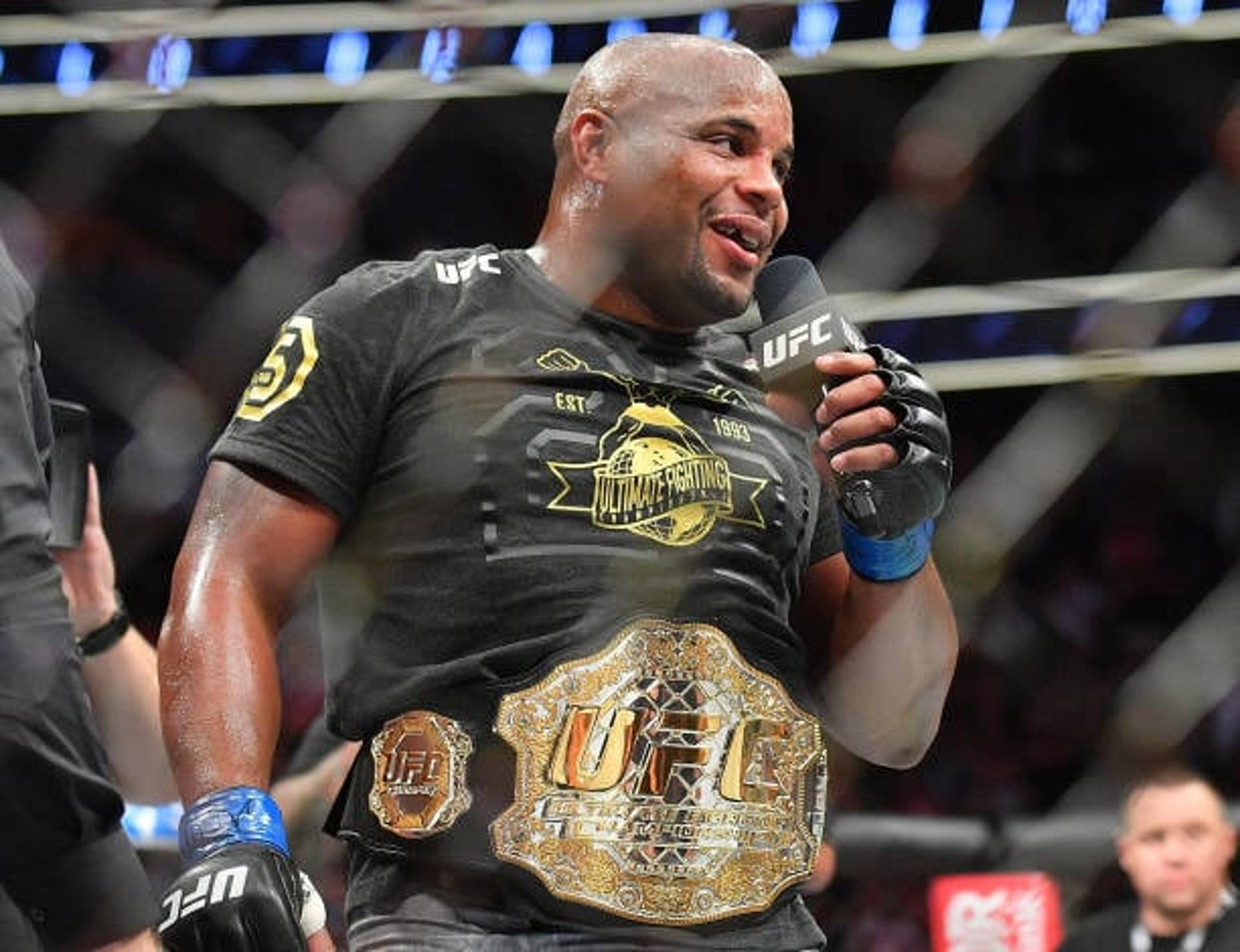 Daniel Cormier quer que Brock Lesnar faça exames extras para uma eventual luta (Foto: Getty Images)