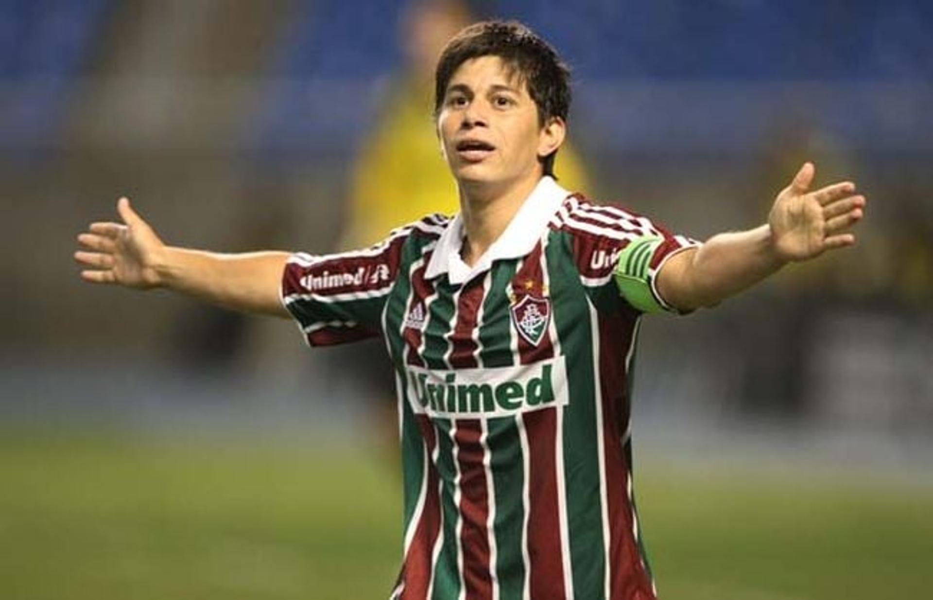 Conca deixou os gramados nesta semana. O LANCE! listou alguns jogadores com passagens marcantes no futebol brasileiro que também penduraram as chuteiras. Dario Conca anunciou oficialmente a sua aposentadoria do futebol. O agora ex-jogador do Fluminense, que também vestiu a camisa de Vasco, Flamengo, River Plate e Guangzhou Evergrande, disse que tem novos projetos, como se tornar jogador de golfe.<br>