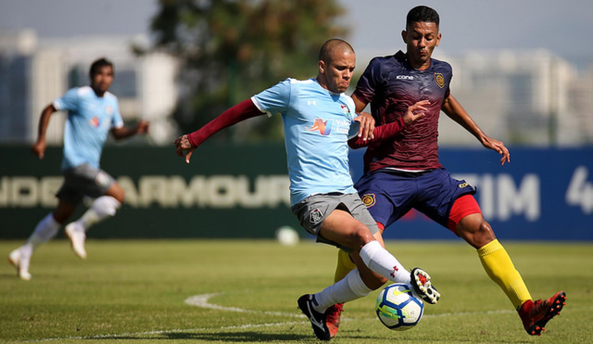 Marcos Junior disputa bola em jogo-treino com o Madureira