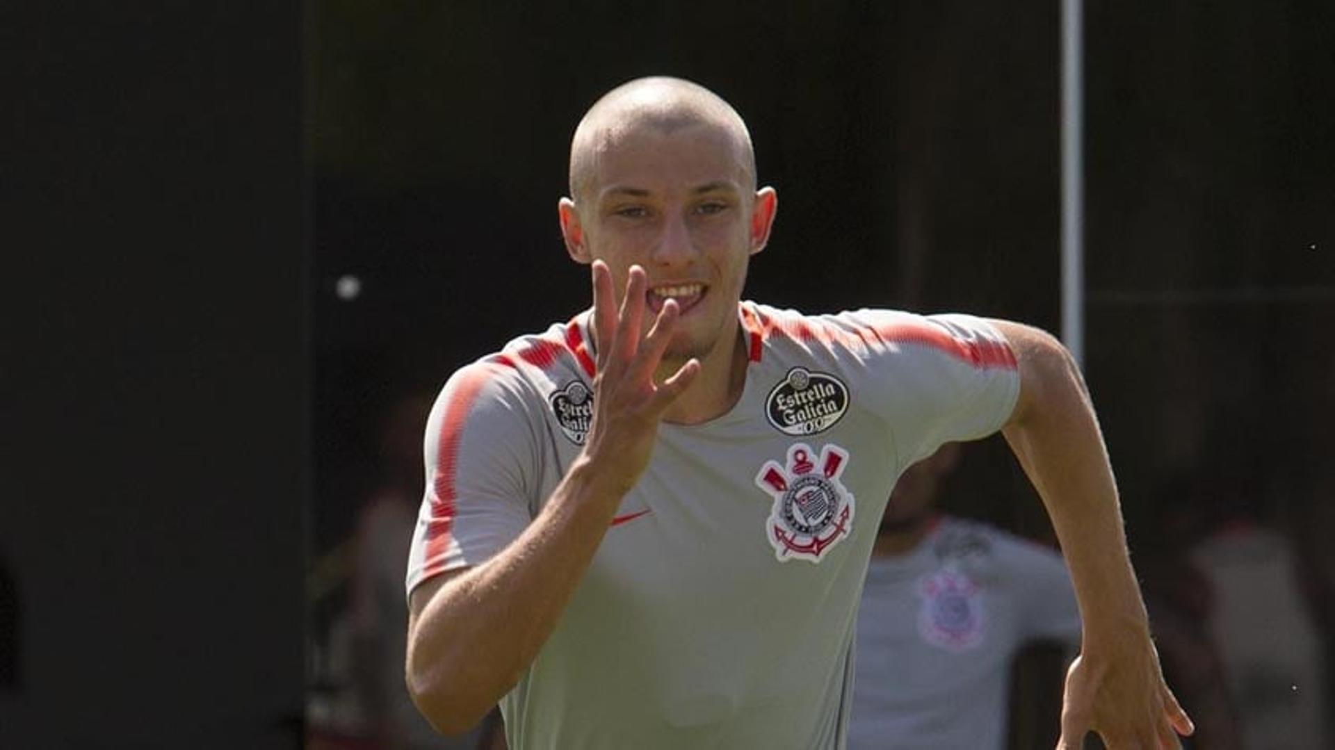 Carlos Augusto fez sua estreia na vitória contra o Grêmio, por 2 a 1, na Arena