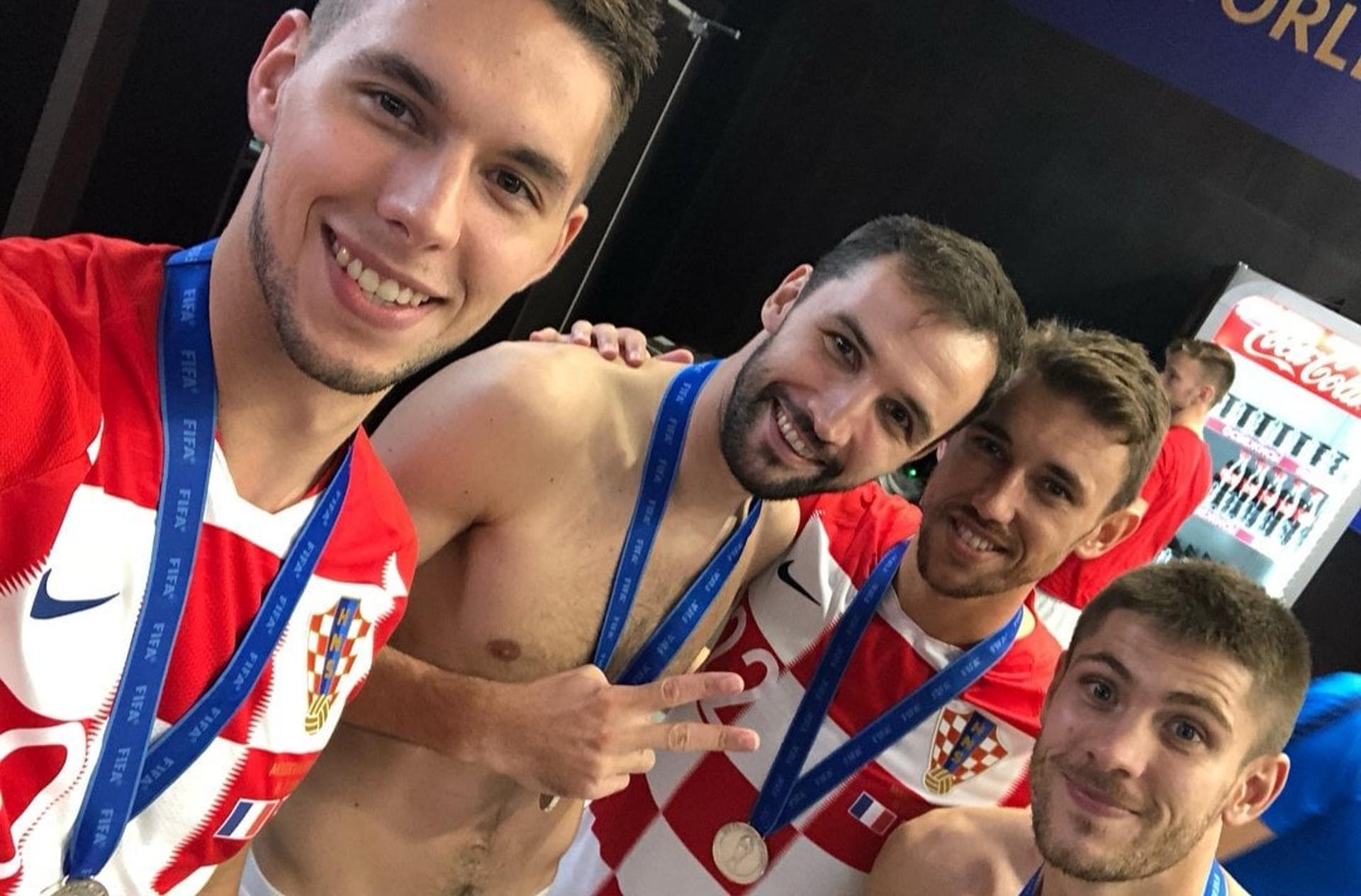 Croatas exibem medalhas de prata com orgulho