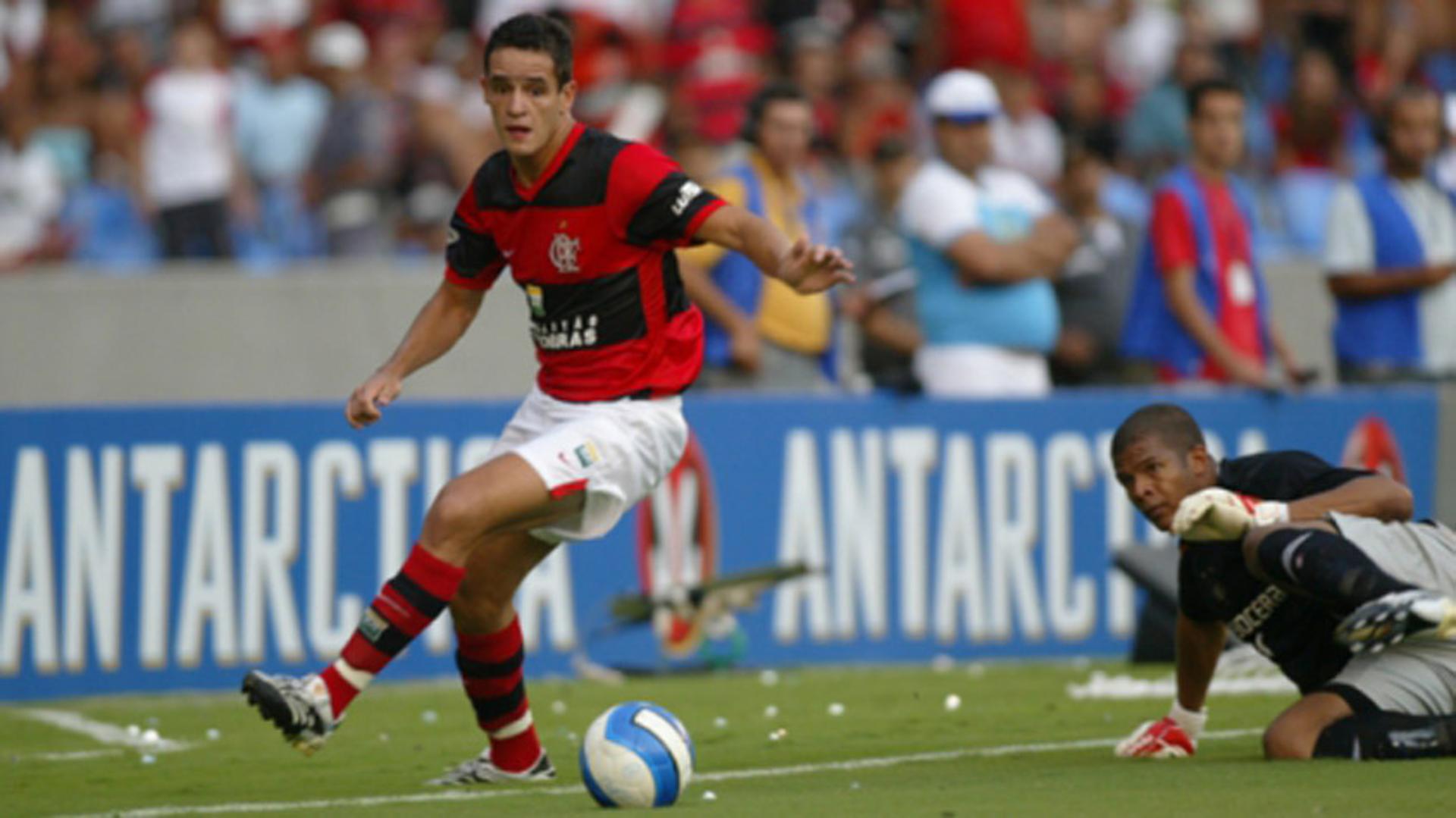 Meio de campo Renato Augusto, contratado em 2008, aos 20 anos, do Flamengo.