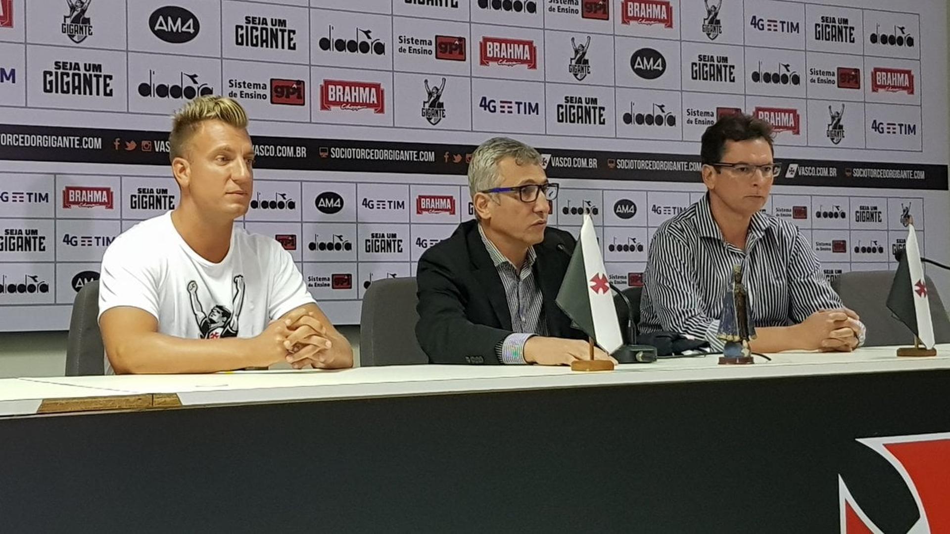 Maxi López durante a apresentação no Vasco. Confira a seguir outras imagens na galeria especial do LANCE!