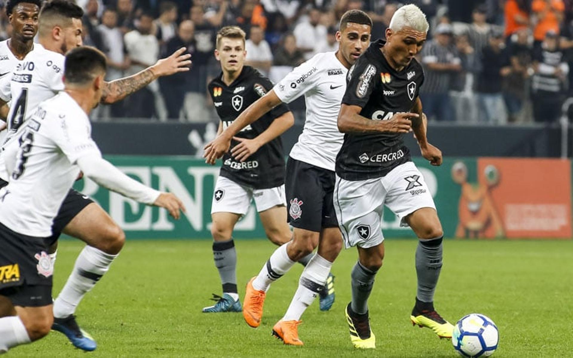 O Botafogo criou chances em profusão, mas vai deixar São Paulo com um gosto amargo. Na derrota por 2 a 0 para o Corinthians, nesta quarta-feira, alguns nomes tiveram bom rendimento, casos de Rodrigo Pimpão e Carli. Confira, a seguir, as notas do LANCE! (Avaliações por Felippe Rocha - felipperocha@lancenet.com.br)