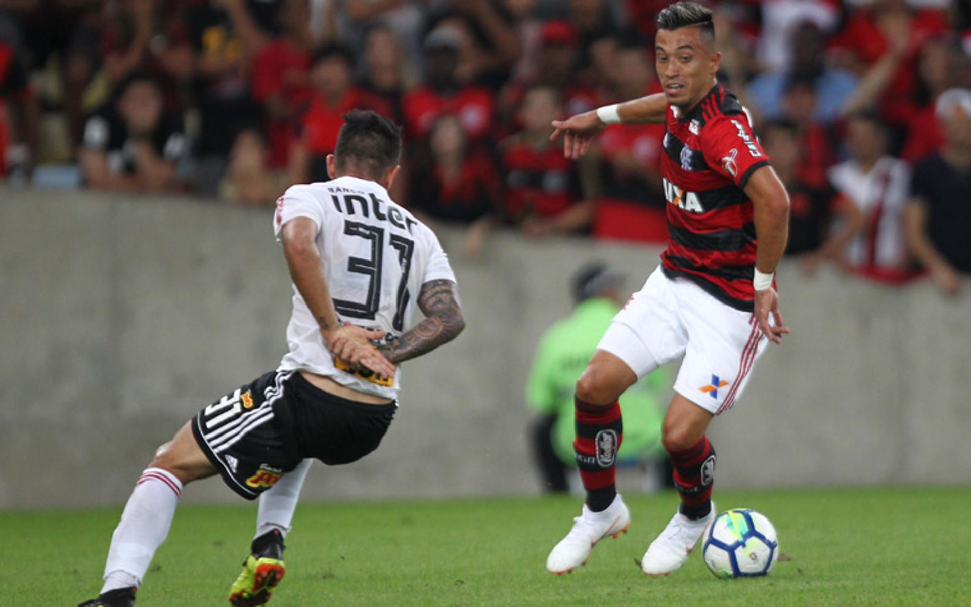 O Flamengo ainda segue líder do Brasileirão, mas viu a 'gordura' na tabela diminuir. A derrota para o São Paulo, nesta quarta-feira, no Maracanã, frustou os rubro-negros. Dentro de campo, Réver e Fernando Uribe ficaram devendo. Confira, a seguir, as notas do LANCE! (Avaliações por Alexandre Araújo - alexandrearaujo@lancenet.com.br)<br>