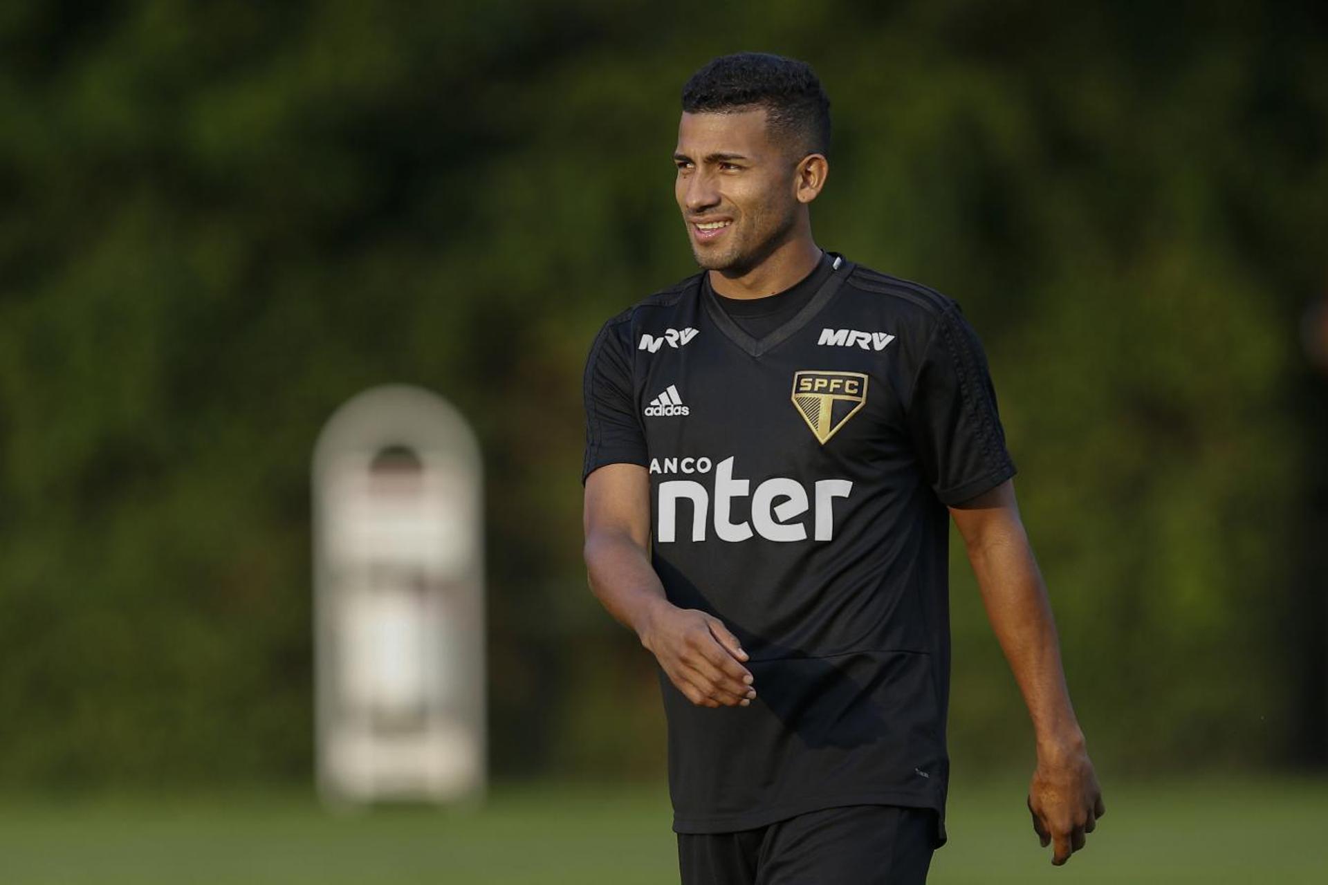 Joao Rojas se tornou peça fundamental no ataque do São Paulo desde a sua estreia, contra o Flamengo, no Maracanã, no dia 18 de julho. O jogador se destaca na criação de jogadas individuais e nas assistências, até agora superando o desempenho de seu antecessor, Marcos Guilherme. Hoje, com 16 jogos disputados com a camisa tricolor, Rojas tem um gol anotado e quatro assistências<br>