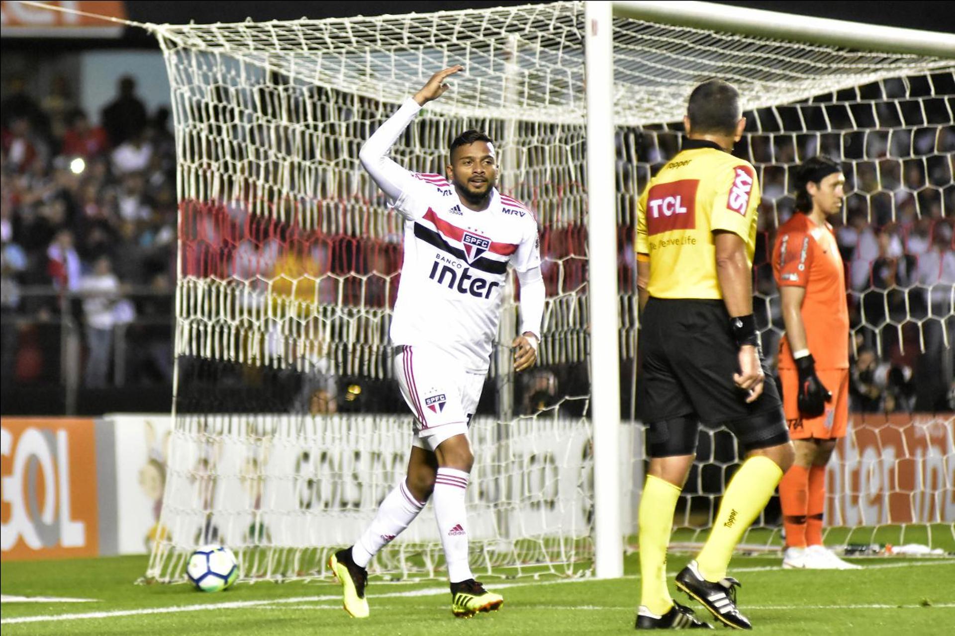 Em noite inspirada, o lateral-esquerdo Reinaldo marcou duas vezes e foi decisivo em vitória do São Paulo por 3 a 1 sobre o Corinthians, recebendo a maior nota do LANCE!. Confira as avaliações para os jogadores do Tricolor -&nbsp;Por Gabriela Brino (gabrielabrino@lancenet.com.br)