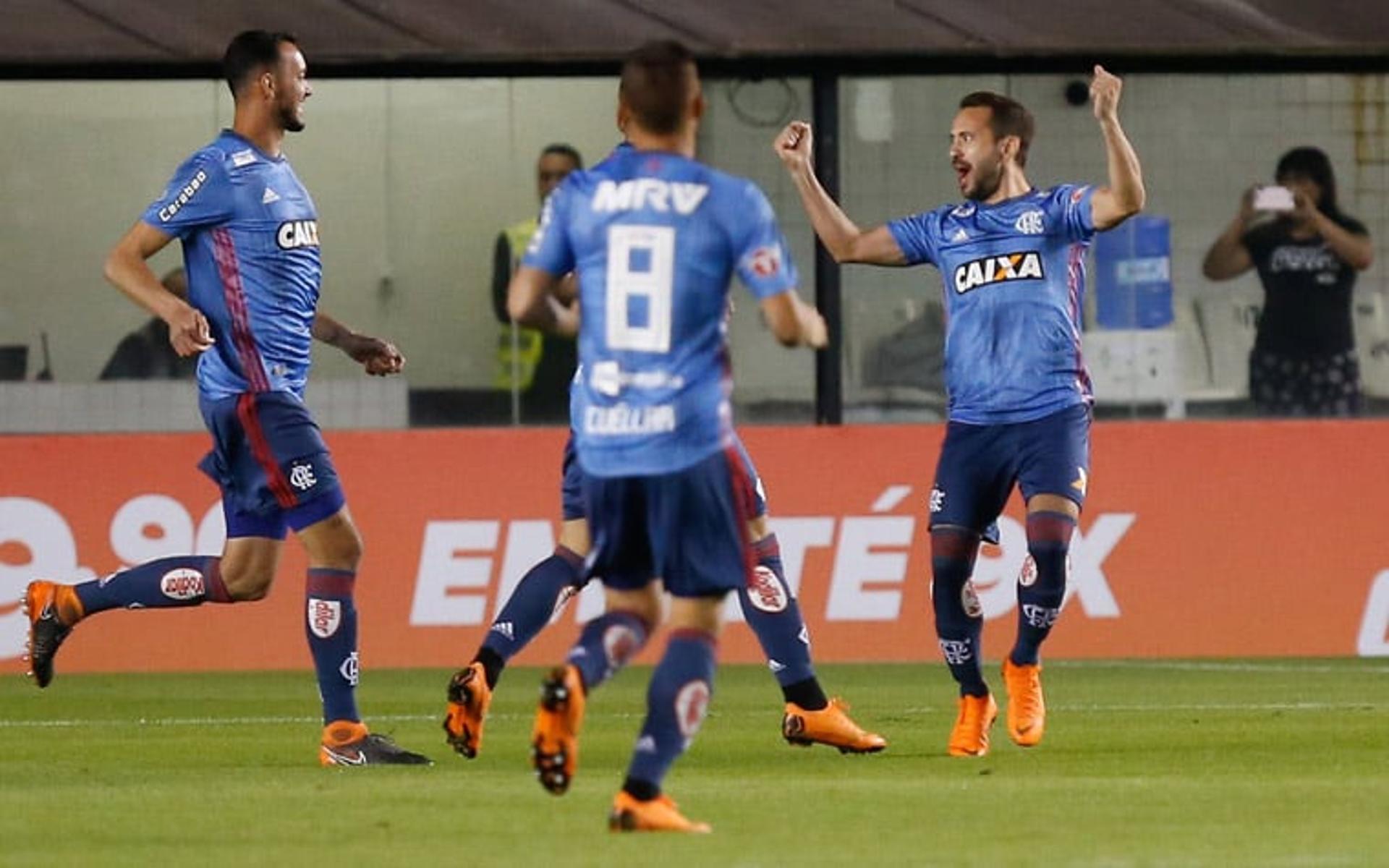 Em um jogo muito corrido, Flamengo e Santos empataram em 1 a 1. Pelo lado do rubro-negro, Éverton Ribeiro chamou a atenção pela sua atuação individual, sendo 'percorrido' de perto por Léo Duarte, Gustavo Cuéllar e Diego Alves. O L! deu as notas dos atletas da equipe treinada por Mauricio Barbieri na partida (Por Matheus Dantas - matheusdantas@lancenet.com.br)