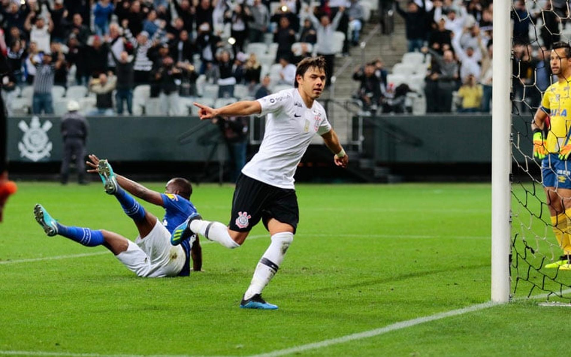 Ángel Romero foi o grande responsável pela vitória do Corinthians sobre o Cruzeiro, por 2 a 0. O paraguaio jogou como centroavante após a lesão de Jonathas e decidiu o jogo em Itaquera com dois gols. Danilo Avelar participou dos dois e ainda salvou uma bola em cima da linha. Veja as avaliações. (Por Fellipe Lucena)