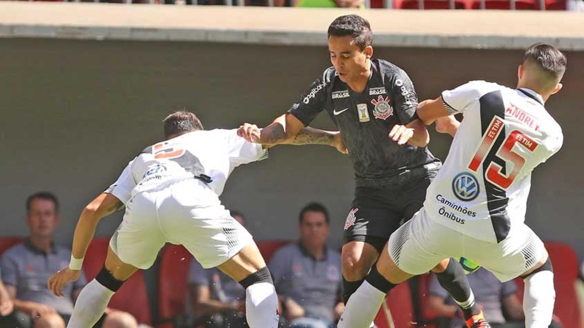 Com um segundo tempo muito ruim, o Vasco perdeu para o Corinthians por 4 a 1 em Brasília. Ricardo Graça e Kelvin foram os piores em campo. Yago Pikachu, autor do gol, se salvou. (por Luiza Sá - luizasa@lancenet.com.br)