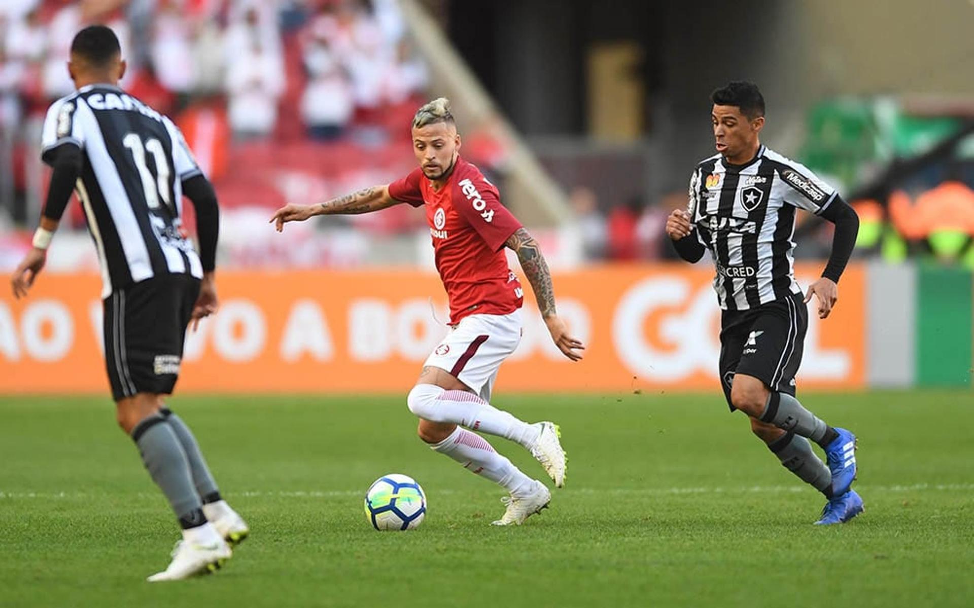 Com um time misto, o Botafogo encarou o Internacional no Beira-Rio&nbsp; e foi goleado com facilidade. A equipe teve atuação sem nenhum destaque, bastante decepcionante, antes de jogo pela Copa Sul-Americana (notas por Vinícius Britto)&nbsp;