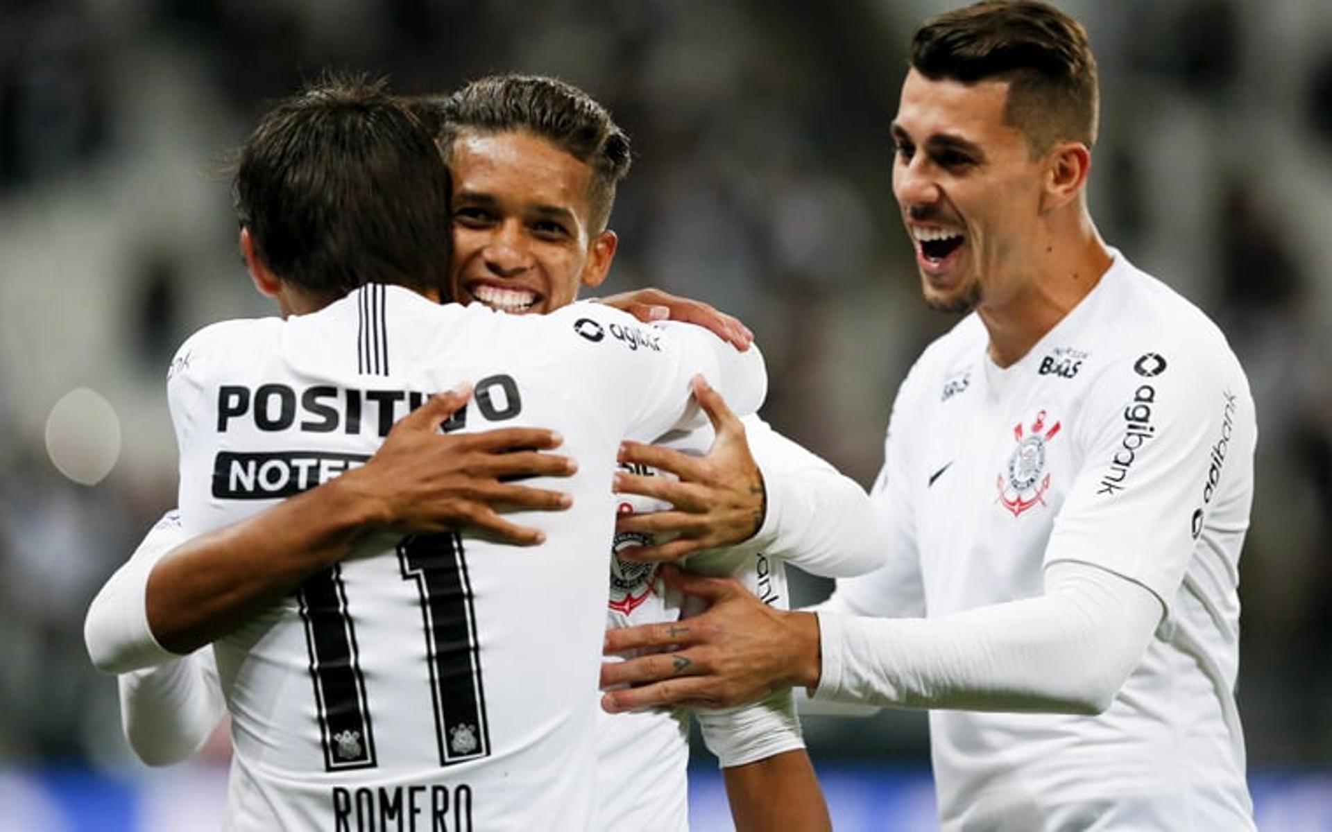 O Corinthians derrotou a Chapecoense por 1 a 0, na Arena, e abriu vantagem nas quartas de final da Copa do Brasil. O gol da vitória foi marcado por Romero, como tem se tornado rotina. Pedrinho deu a assistência e também foi protagonista (notas por William Correia)&nbsp;