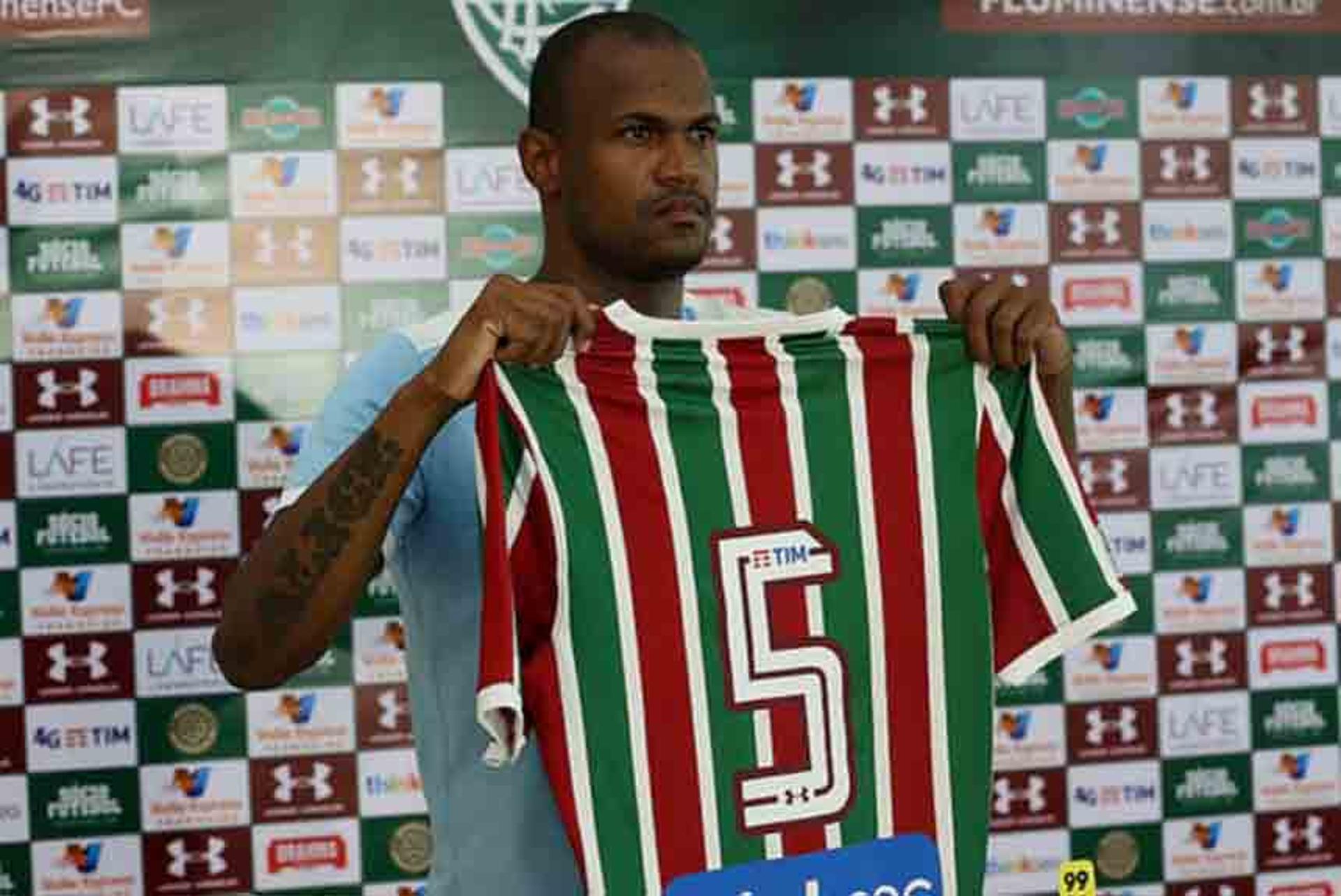 Airton, volante do Fluminense