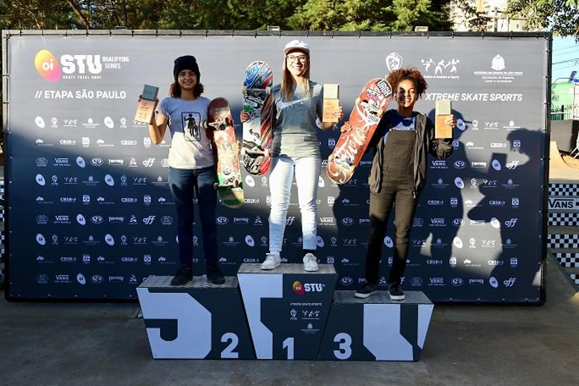 Pódio feminino na etapa de street no Circuito Brasileiro de skate, em São Paulo