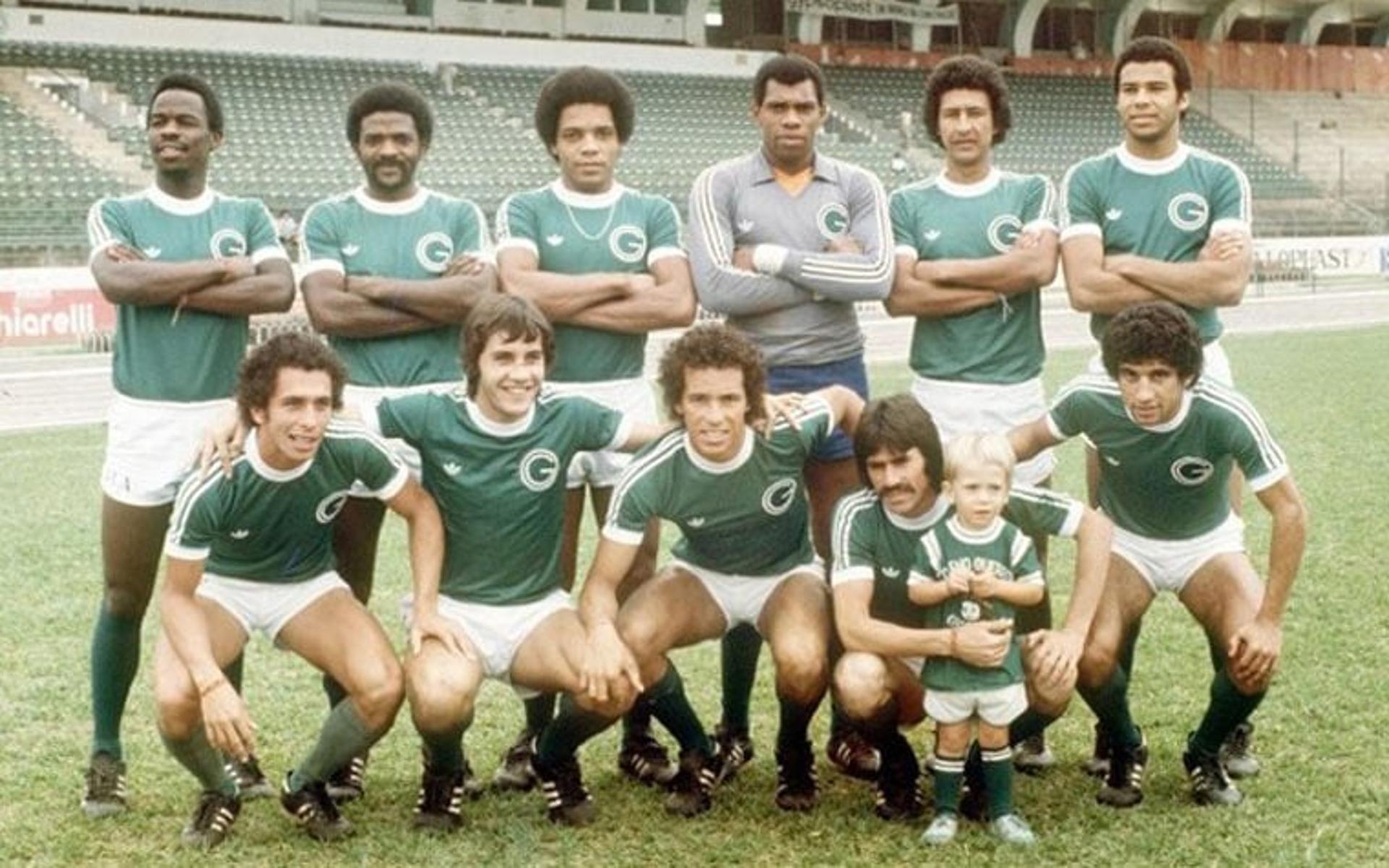 Há 40 anos o Guarani erguia a taça do Campeonato Brasileiro diante do público de pouco mais de 20 mil pessoas que acompanhou a vitória da equipe campineira pelo placar agregado de 2 a 0 sobre o Palmeiras. Até hoje esta foi a única vez em que um time do interior conquistou o Brasileirão, mas, apesar da supremacia do Bugre, outras equipes modestas já deram trabalho para os grandes clubes da liga. Confira as principais atuações de times pequenos que foram longe nos principais torneios do país.<br><br>