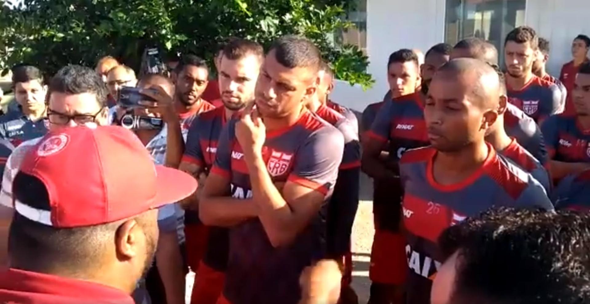 Jogadores do CRB ouvem um dos torcedores protestantes