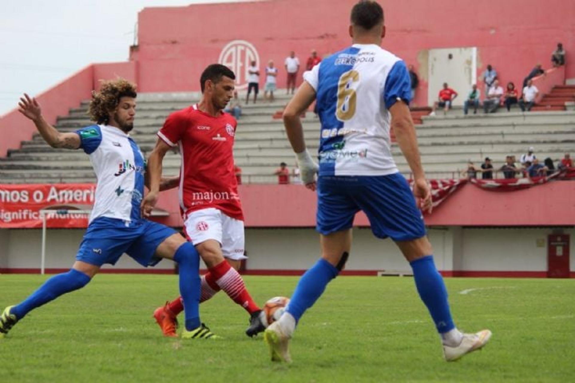 Serrano segue vivo na luta contra a queda (Foto: (Juliana Oliveira / America Rio)