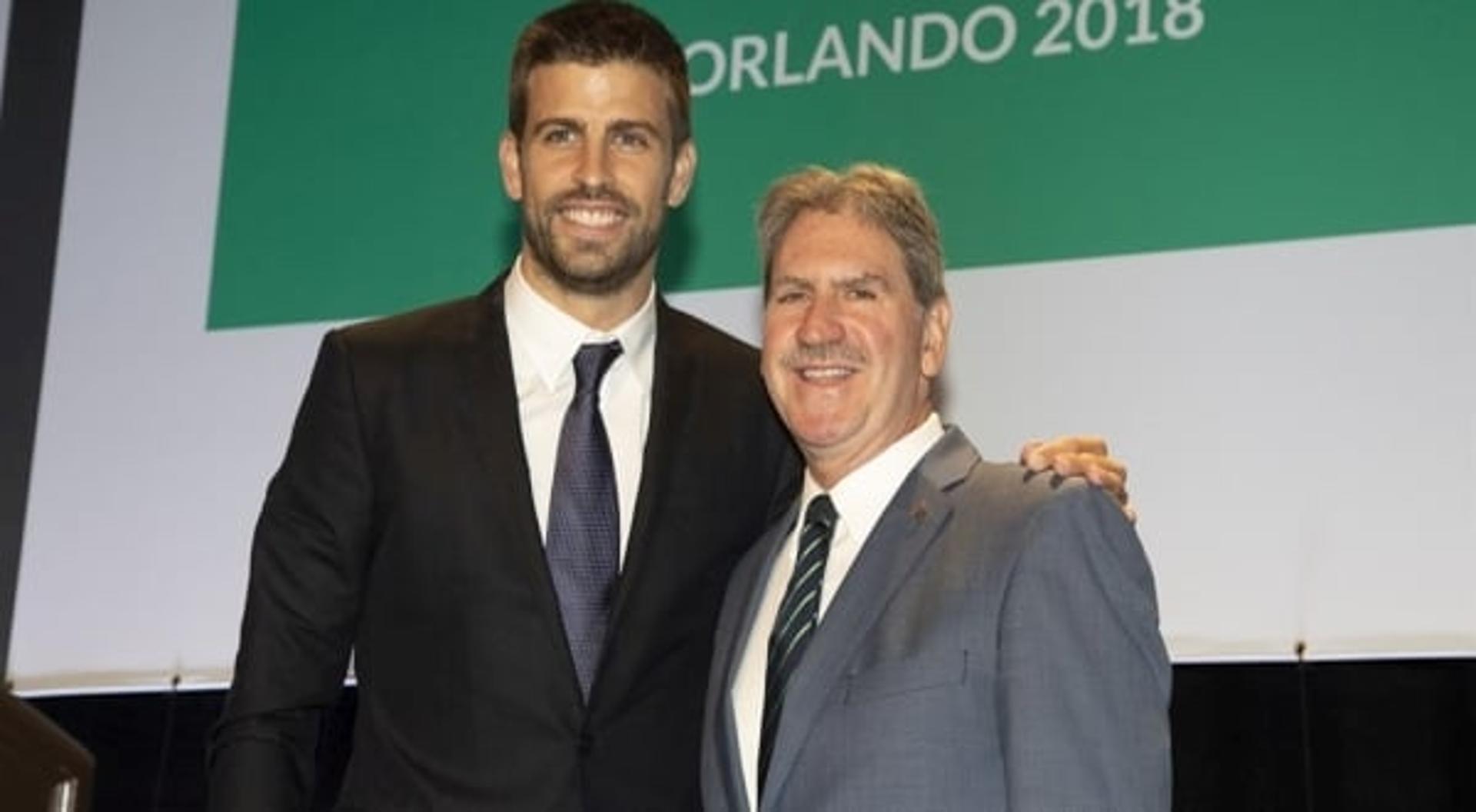 Gerard Piqué e David Haggerty durante a votação