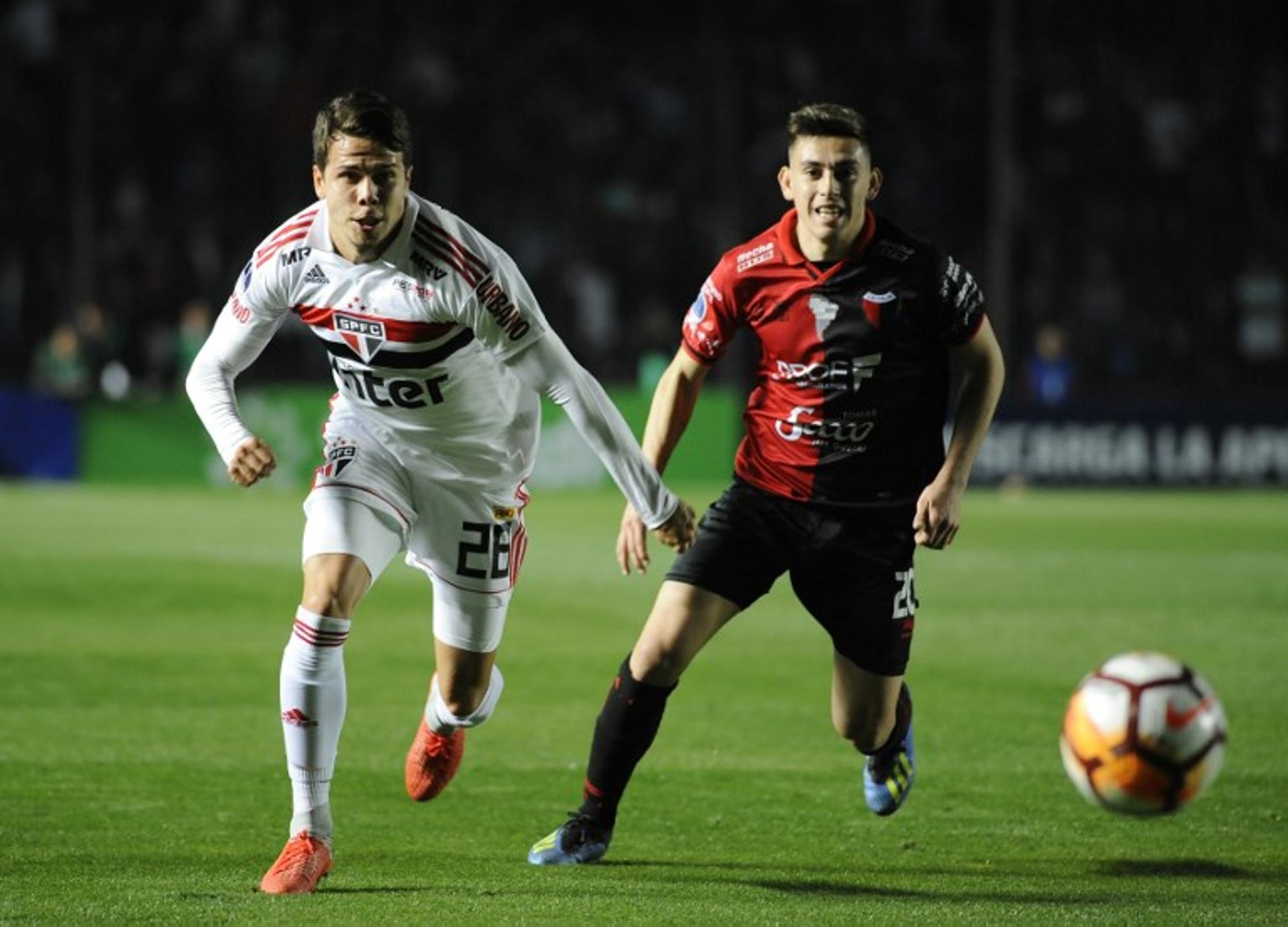 O São Paulo fez uma boa partida na Argentina, venceu o Colón, por 1 a 0, mas não conseguiu derrotar os hermanos nos pênaltis. Autor do gol que levou o confronto para as penalidades, o volante Liziero foi um dos melhores do Tricolor em Santa Fé, junto com os experientes Everton e Nenê. Araruna, substituído no intervalo, destoou do restante da equipe (notas por Yago Rudá)