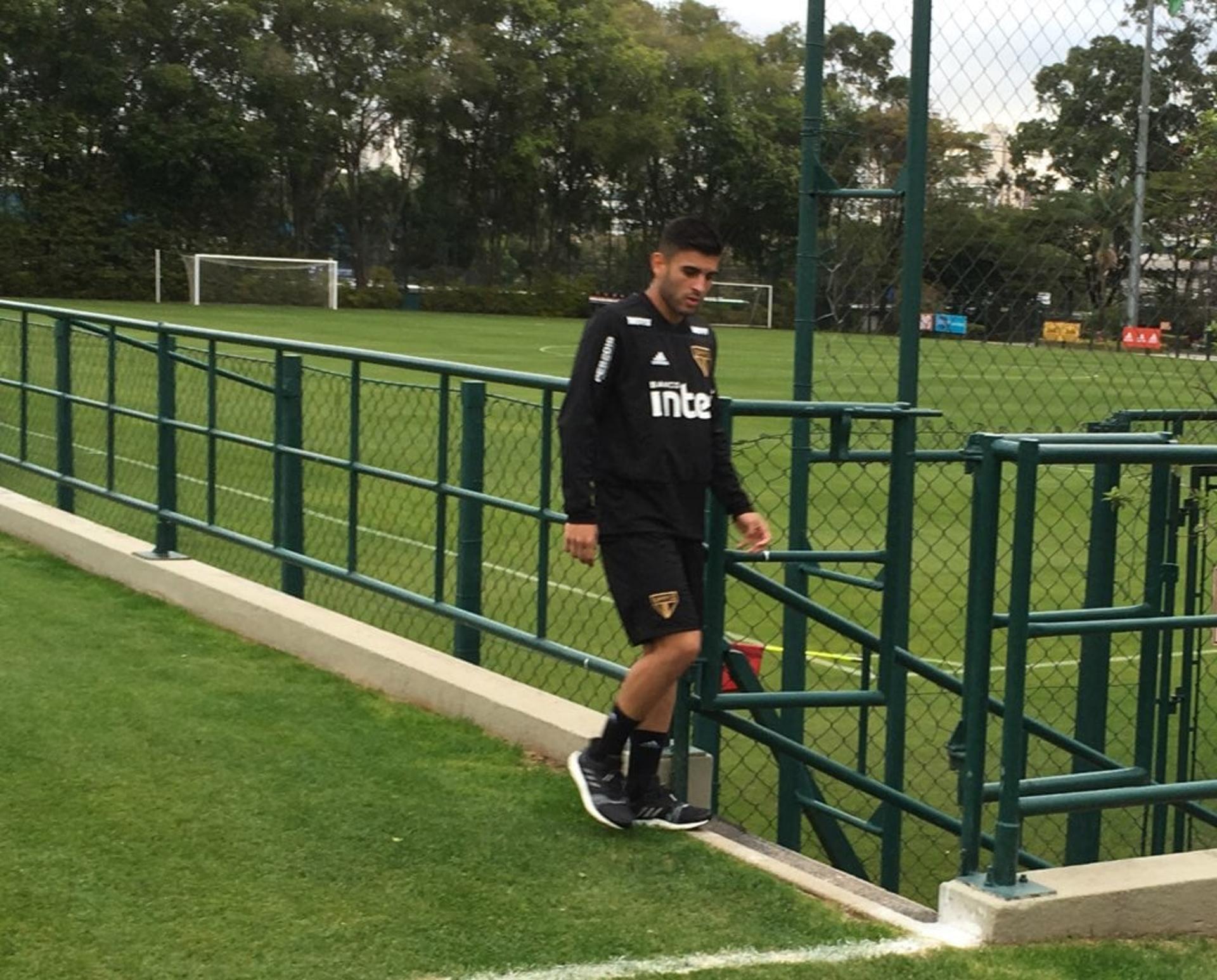 Liziero foi titular no treino de quinta e deixou o campo com cãimbras nas duas pernas