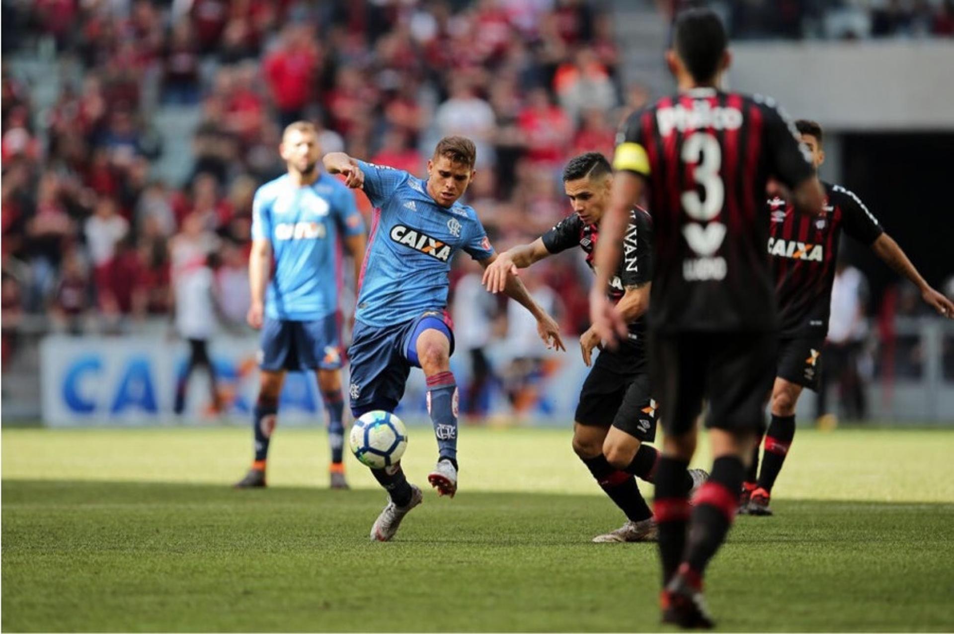 Cuéllar disputa bola com jogadores do Atlético-PR