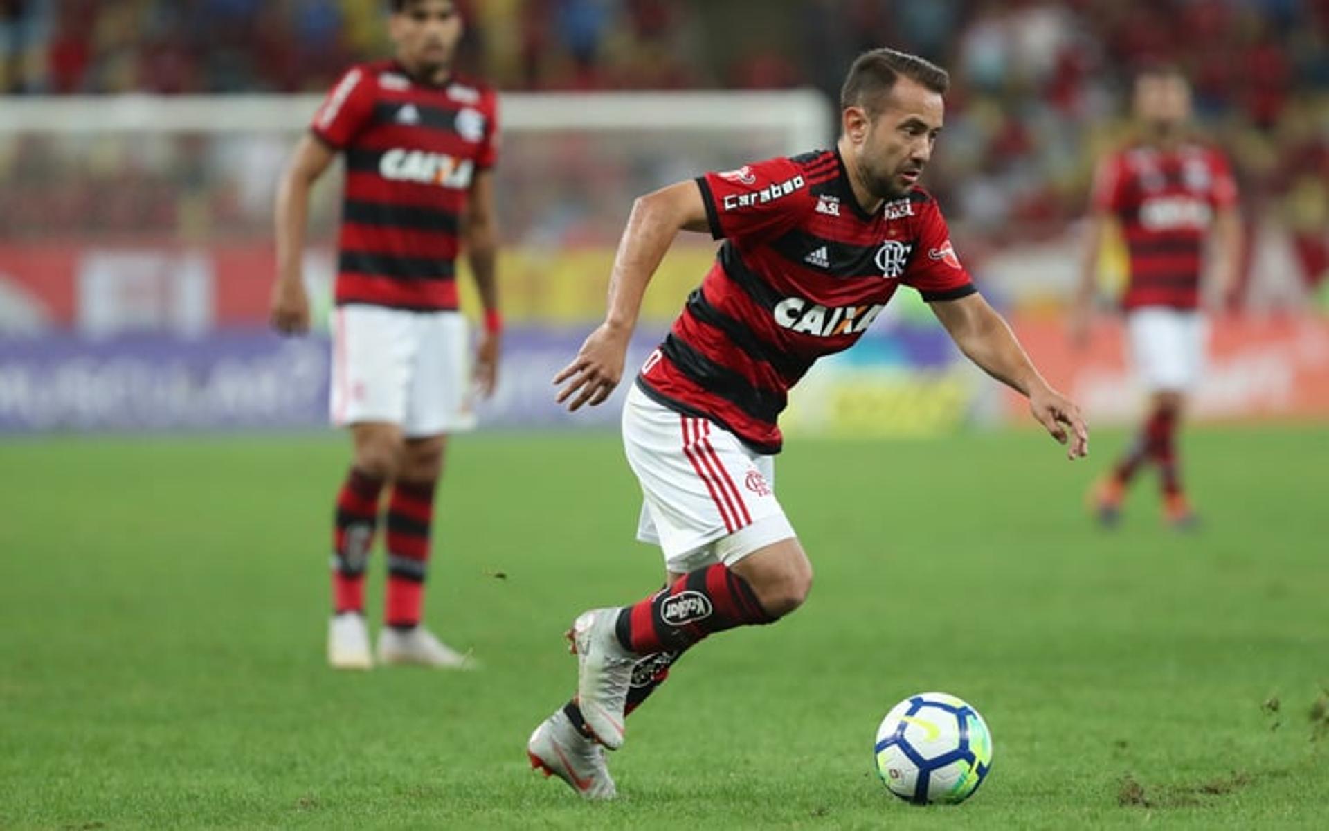 O Flamengo conseguiu derrotar o Vitória nesta quinta-feira pelo Campeonato Brasileiro após criar muitas chances em um Maracanã lotado, se aproximando do líder São Paulo na tabela. Apesar de Diego ter sido o autor do gol da vitória, a grande exibição da noite ficou na conta de Éverton Ribeiro. O L! deu as notas para os atletas do rubro-negro da partida (Por Sergio Santana - sergiosantana@lancenet.com.br)