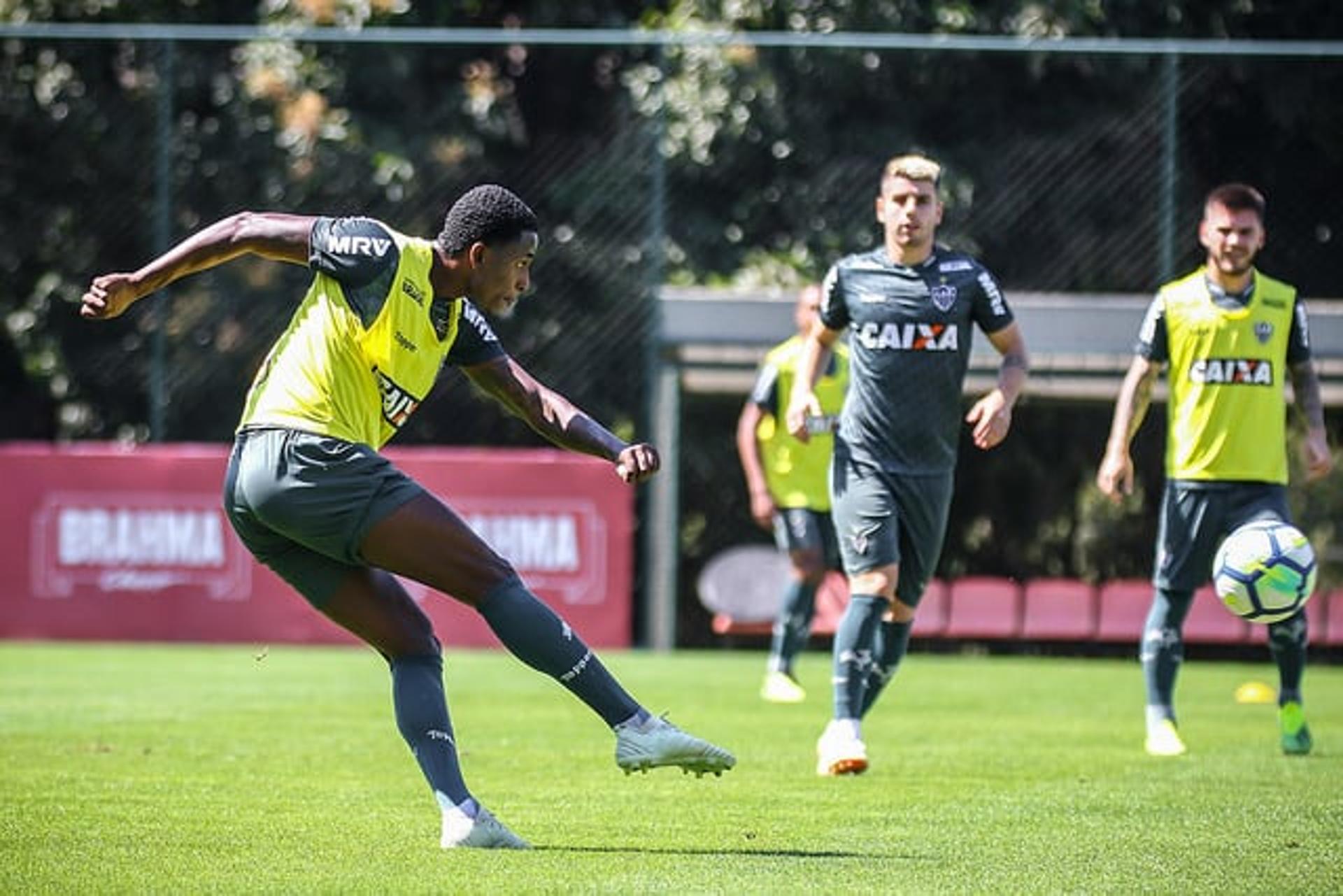 Denilson ainda luta por seu espaço no Galo