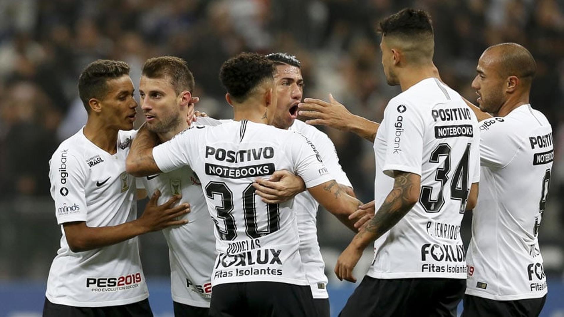 Corintianos comemoram o gol de Henrique, que garantiu a vitória ao time no Brasileiro