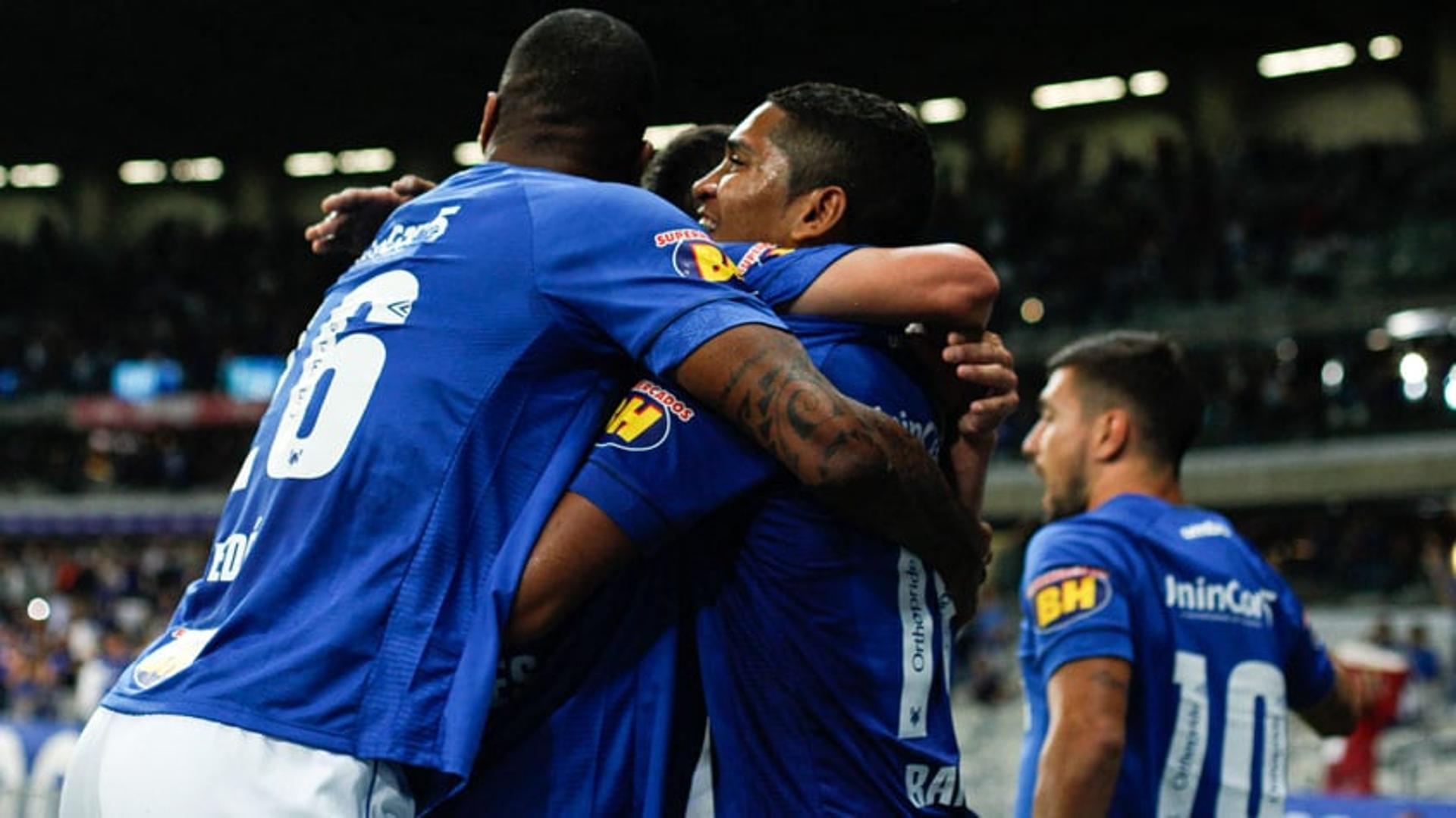 O Cruzeiro venceu o Fluminense na noite deste sábado, no Mineirão, por 2 a 1. Raniel e Ayrton Lucas (contra) marcaram para a Raposa, enquanto Henrique (também contra) fez o gol tricolor. Com a vitória, a equipe de Mano Menezes chegou aos 30 pontos e fica na 7ª colocação, a apenas quatro pontos da zona de classificação para a Libertadores. Confira as avaliações de cada jogador (Por David Nascimento)