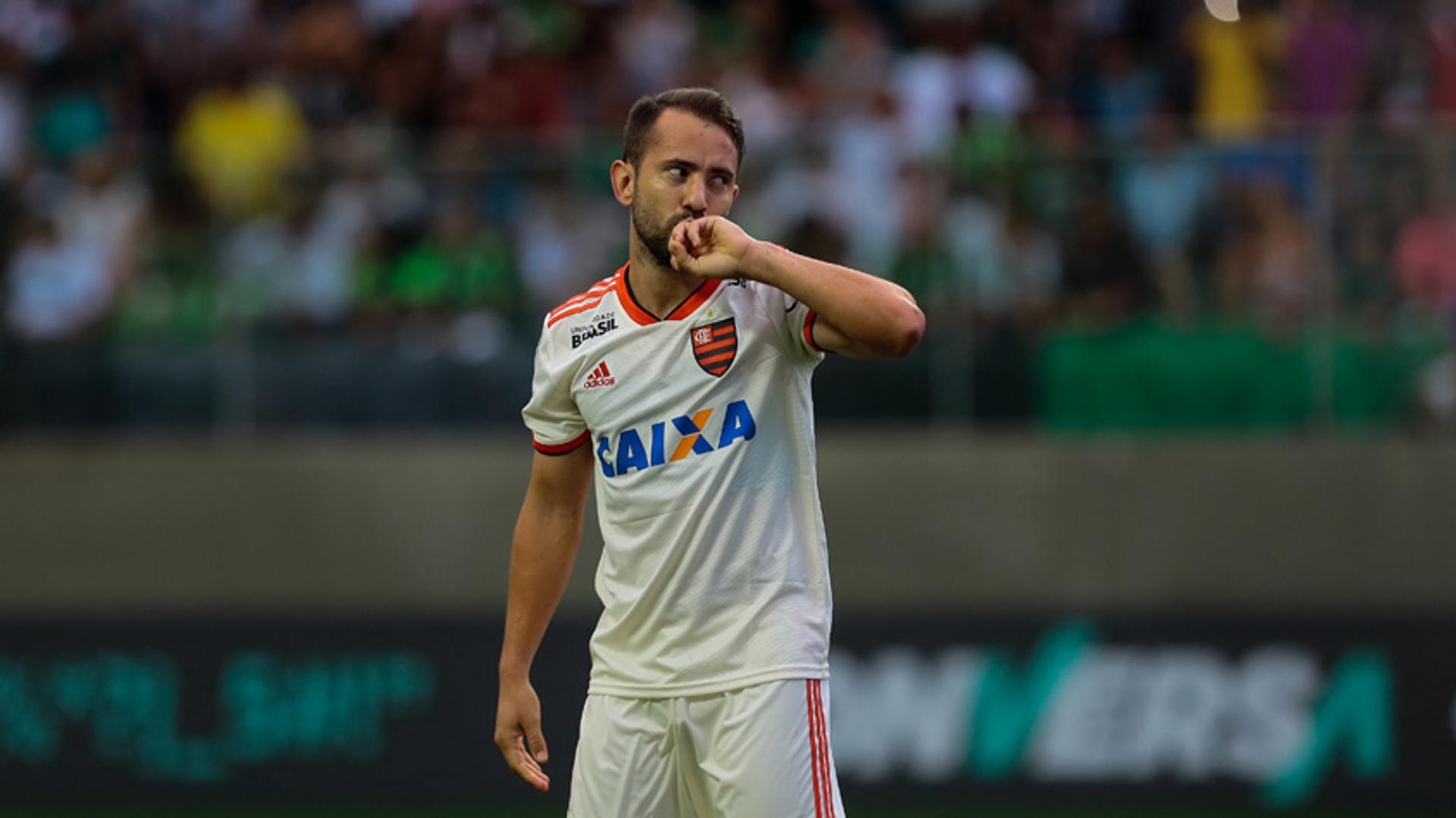 O Flamengo empatou em 2 a 2 com o América-MG neste sábado, no Independência, pela 21ª rodada do Campeonato Brasileiro. O Rubro-Negro chegou a estar à frente do placar em duas oportunidades, mas sofreu por conta da expulsão de Cuéllar e acabou levando o gol de empate aos 42 do segundo tempo. O destaque da partida foi Everton Ribeiro, que marcou um gol e deu assistência para outro. Veja as avaliações de cada jogador (Notas por Luiza Sá - luizasa@lancenet.com.br)