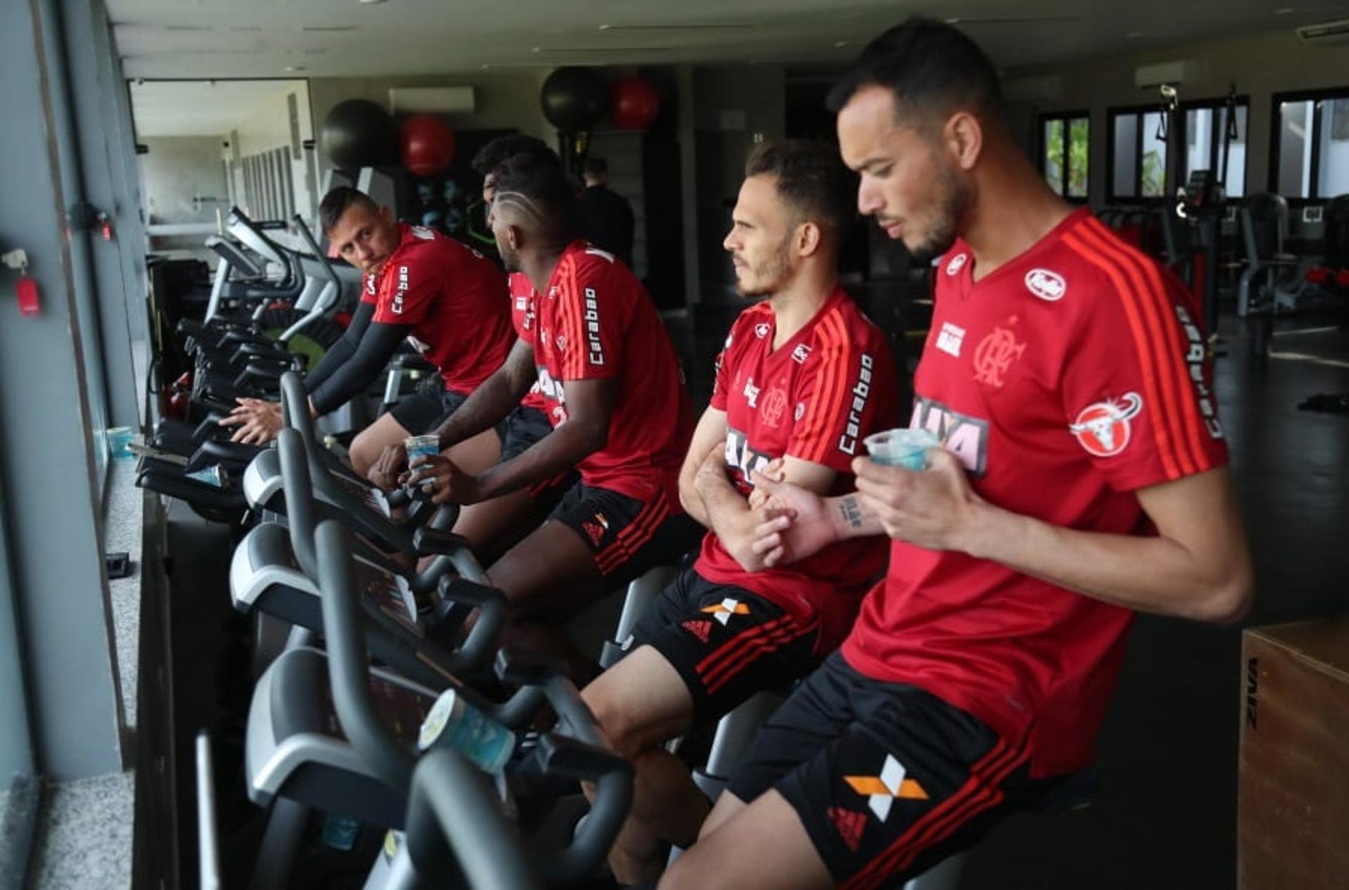 Diego Alves, Rodinei, Renê e Réver treinam na academia