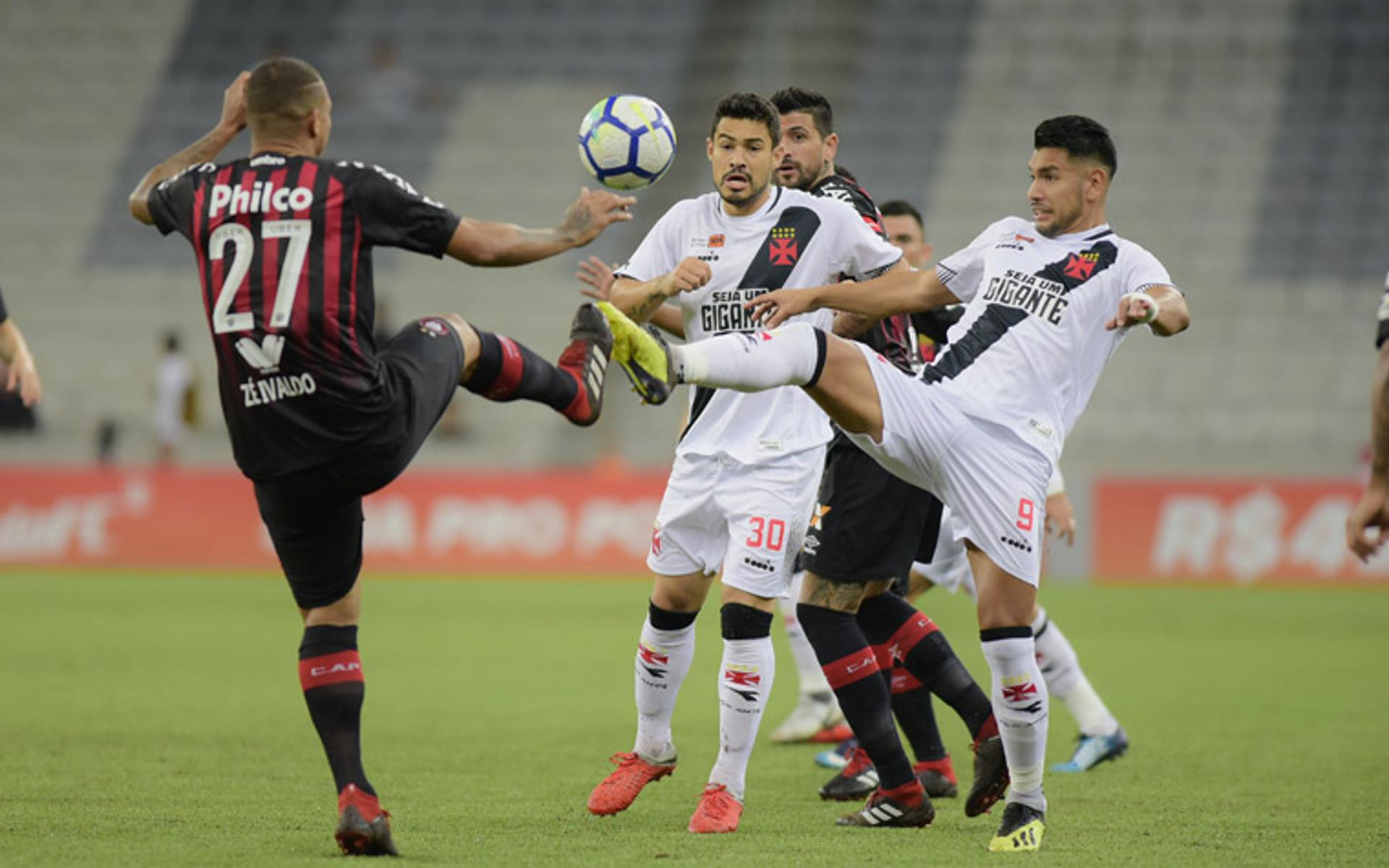 Vinícius Araújo durante derrota do Vasco para o Atlético-PR nesta quarta. Confira a seguir a galeria especial do L!