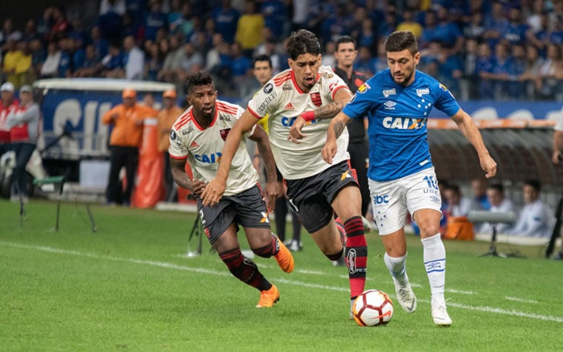 O Flamengo venceu o Cruzeiro por 1 a 0, mas o resultado não foi suficiente para avançar às quartas de final da Libertadores. Melhor para o Cruzeiro, que garantiu a classificação no Mineirão. Os destaques do rubro-negro foram Diego Alves, Éverton Ribeiro e Léo Duarte, que balançou as redes. (Por Alexandre Araújo - alexandrearaujo@lancenet.com.br).<br>