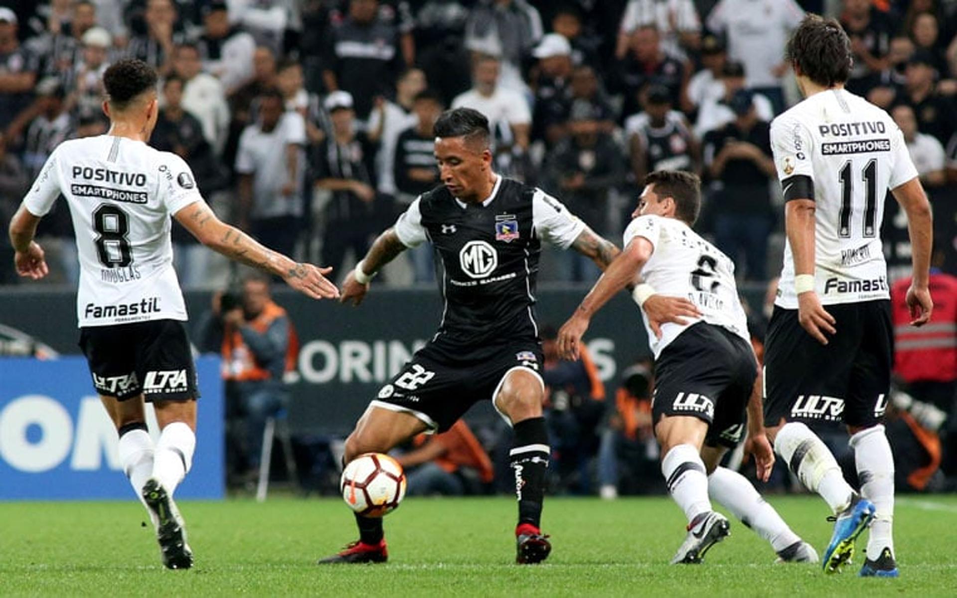 O Corinthians jogou melhor do que o Colo-Colo (CHI) na vitória de 2 a 1 nesta quarta-feira e teve em Jadson seus melhores momentos, com um gol, assistência para Roger e outras faltas de perigo. Por outro lado, Romero, Léo Santos pelo erro no gol e principalmente Danilo Avelar não viveram boa noite. Lateral foi expulso. No Colo-Colo, Valdivia controlou o jogo e Barrios decidiu com gol de cabeça (Notas por Marcio Porto