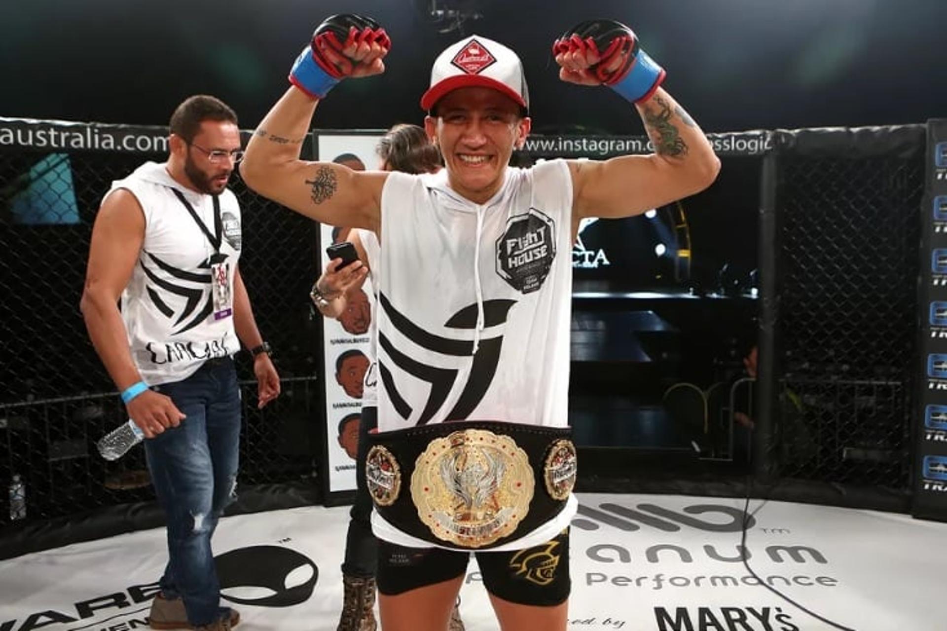 Virna Jandiroba manteve o cinturão dos palhas e chegou a 11ª finalização na carreira (Foto: Divulgação/Invicta FC)