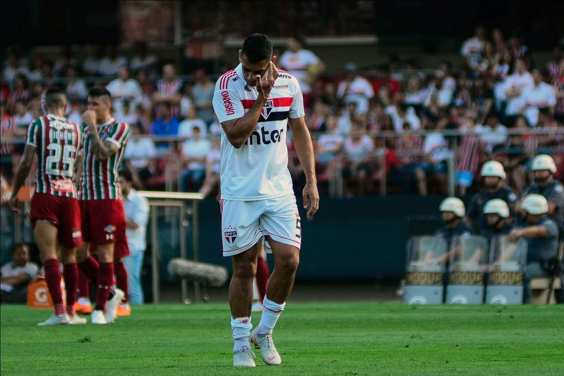 Expulso aos 33 minutos do primeiro tempo, Diego Souza recebeu a nota mais baixa do São Paulo em empate por 1 a 1 contra o Fluminense. A arbitragem poderia não ter dado vermelho, porém o meia-atacante foi mal ao deixar o braço em lance que resultou no cartão. Veja notas para os jogadores do São Paulo no jogo (por Guilherme Amaro - guilhermeamaro@lancenet.com.br)