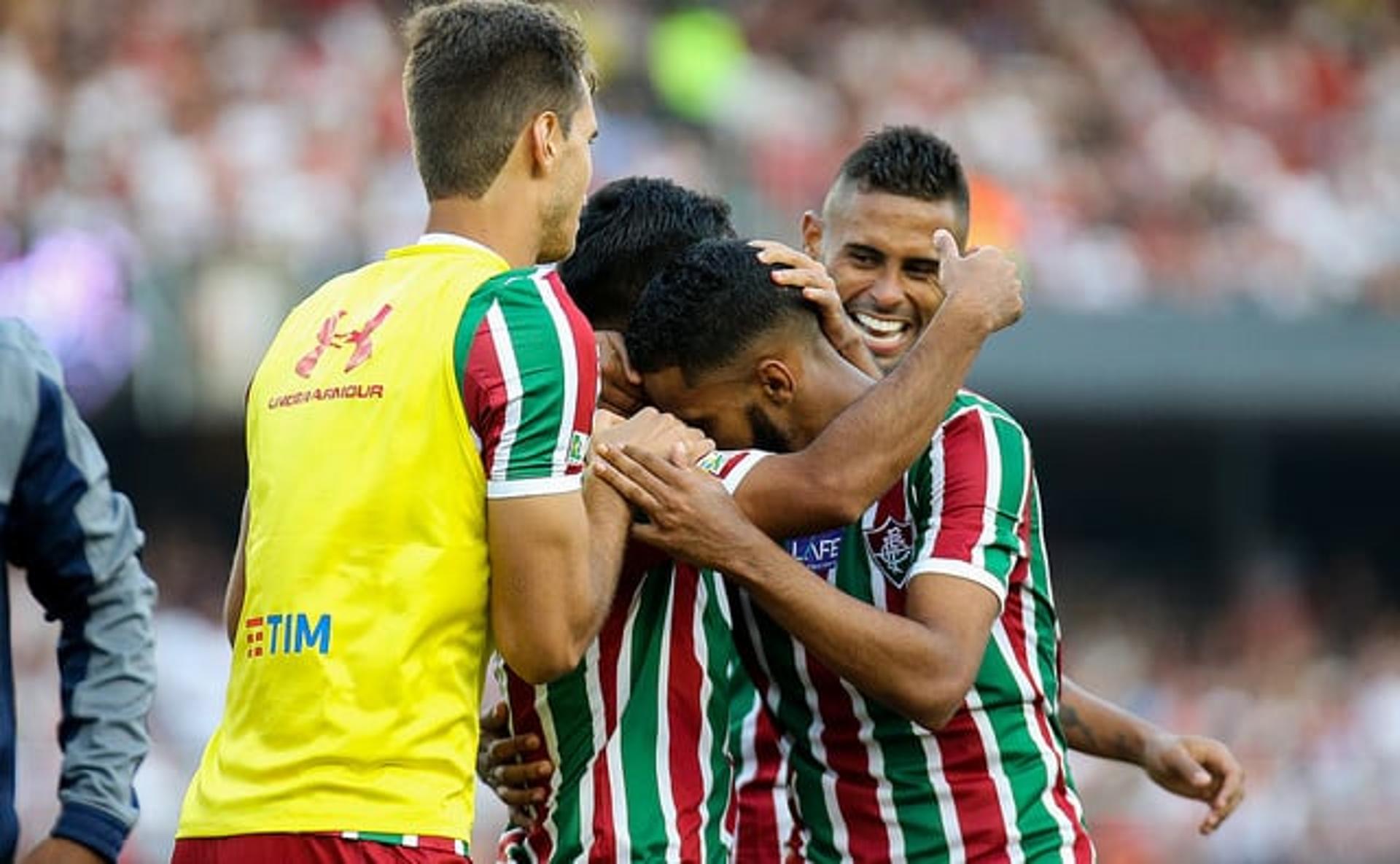 Apesar de ficar com um jogador a mais na partida durante um bom tempo após a expulsão de Diego Souza aos 33 minutos do primeiro tempo, o Fluminense não conseguiu criar muitas chances e empatou por 1 a 1 com o São Paulo no Morumbi, pelo Campeonato Brasileiro. O L! deu as notas para os jogadores do clube carioca, que teve Sornoza e Júlio César se destacando (Por Marcello Neves - marcelloneves@lancenet.com.br)