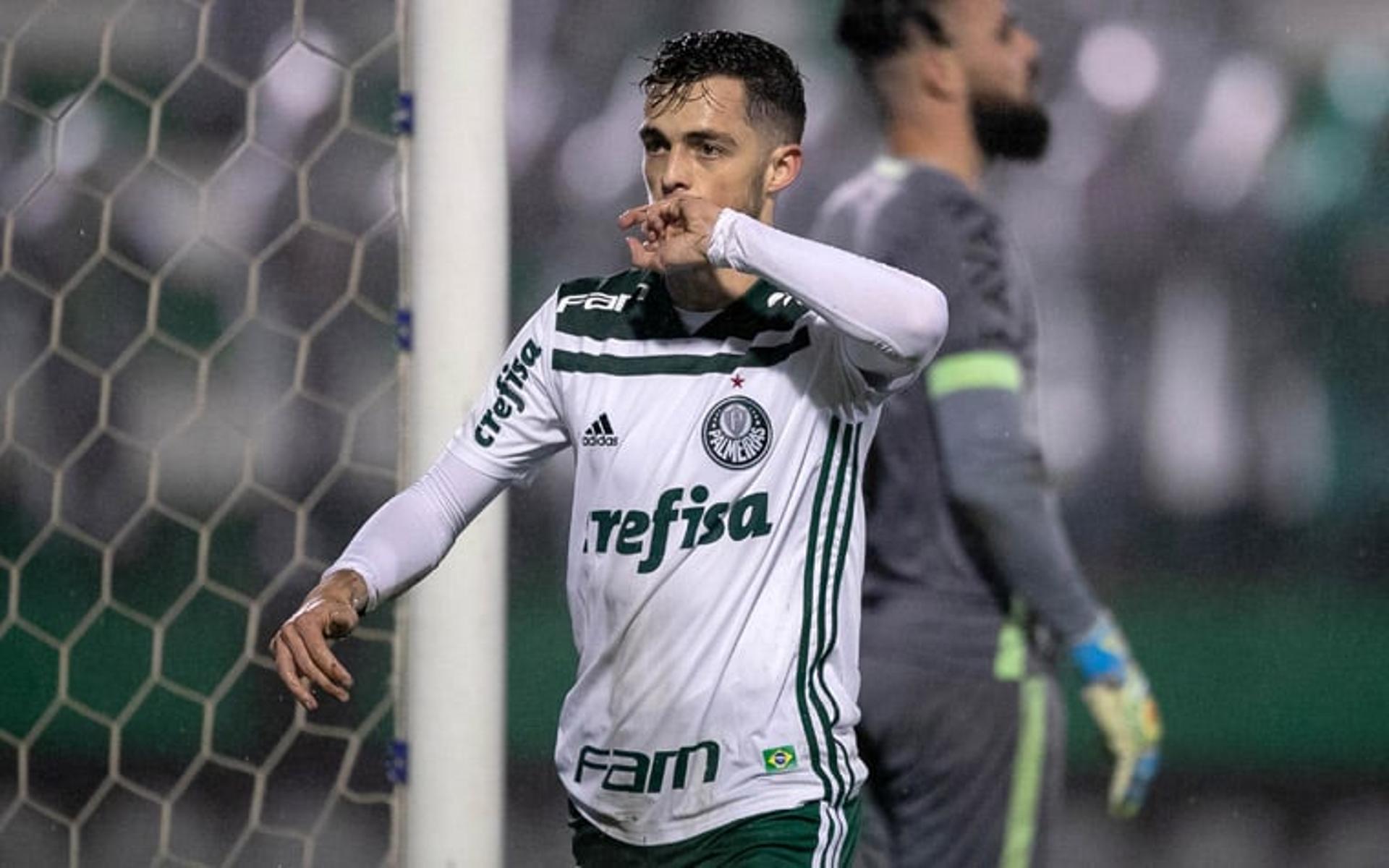 Ex-Chapecoense,&nbsp;Hyoran fez bonito contra seu antigo time e foi o grande nome do Palmeiras em vitória por 2 a 1 na Arena Condá, neste domingo. Confira as notas do LANCE! para os jogadores do Palmeiras na partida e análise da Chape (por Alê Guariglia -&nbsp;superraiox@lancenet.com.br)