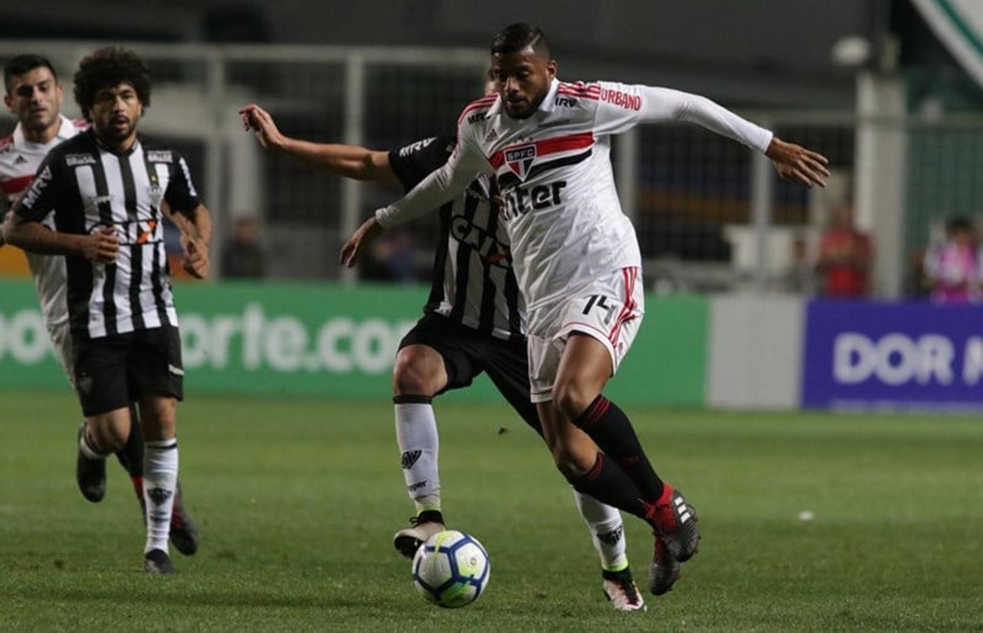 Reinaldo reclamou bastante do árbitro Anderson Daronco após o fim da partida no Independência