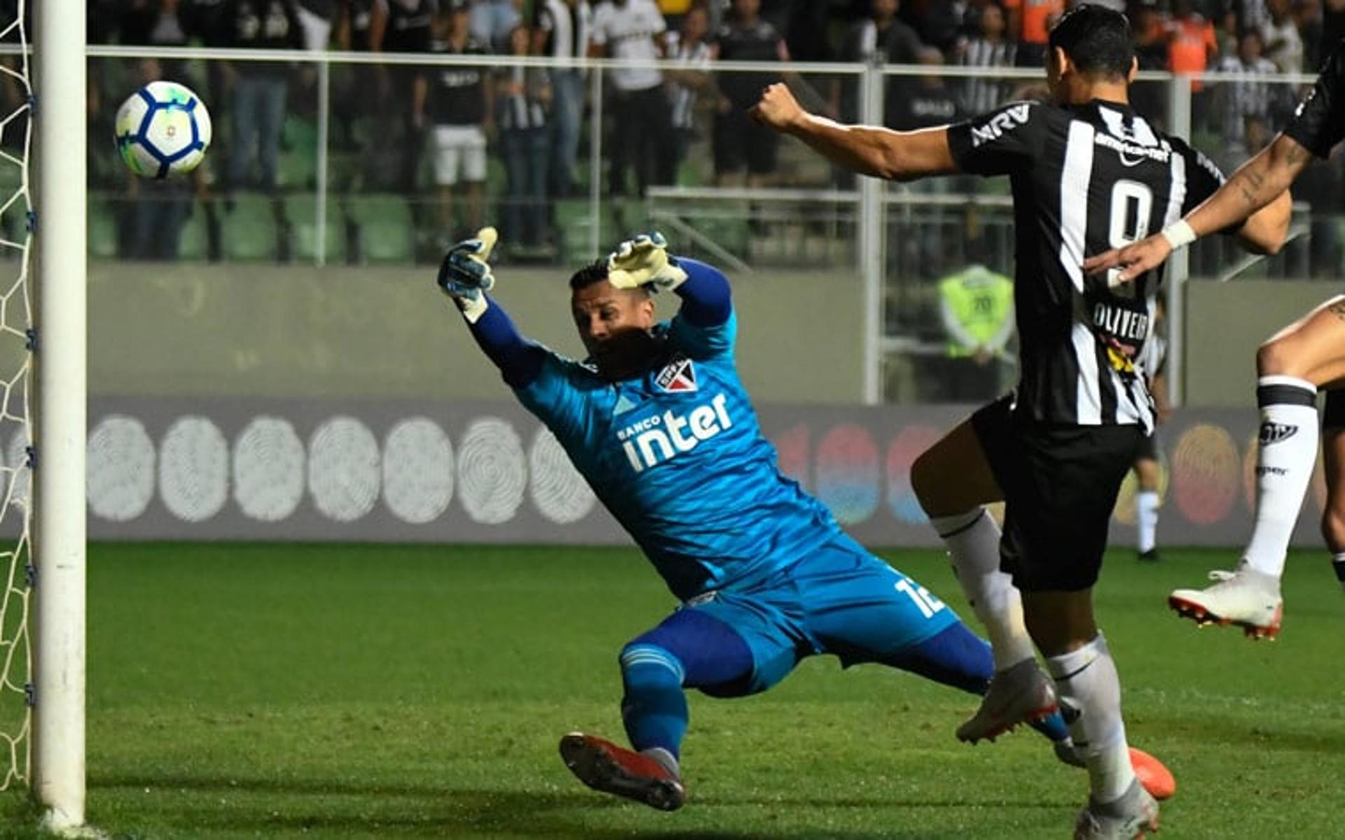 São Paulo sai atrás no marcador após falha do goleiro Sidão, ainda no começo do primeiro tempo, e mesmo após muitas e muitas oportunidades criadas na etapa final não conseguiu empatar o jogo em Minas Gerais. Reinaldo e Nenê foram os melhores do Tricolor, que acabou deixando a liderança do Brasileirão (notas por Yago Rudá)