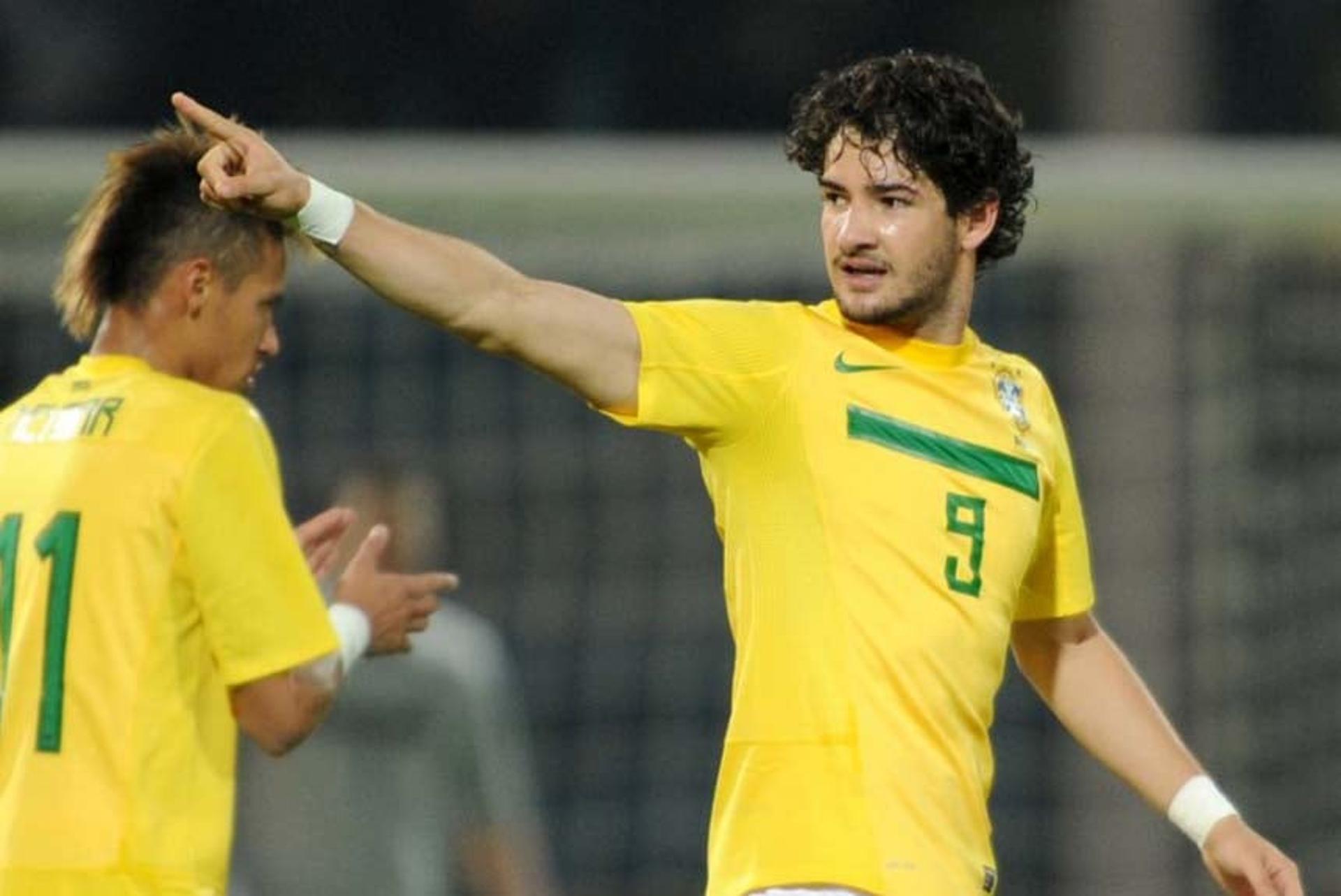 Alexandre Pato. Atualmente defende o Tianjin Quanjian, da China. Ganhou o apelido por ter nascido na cidade de Pato Branco, interior do Paraná.